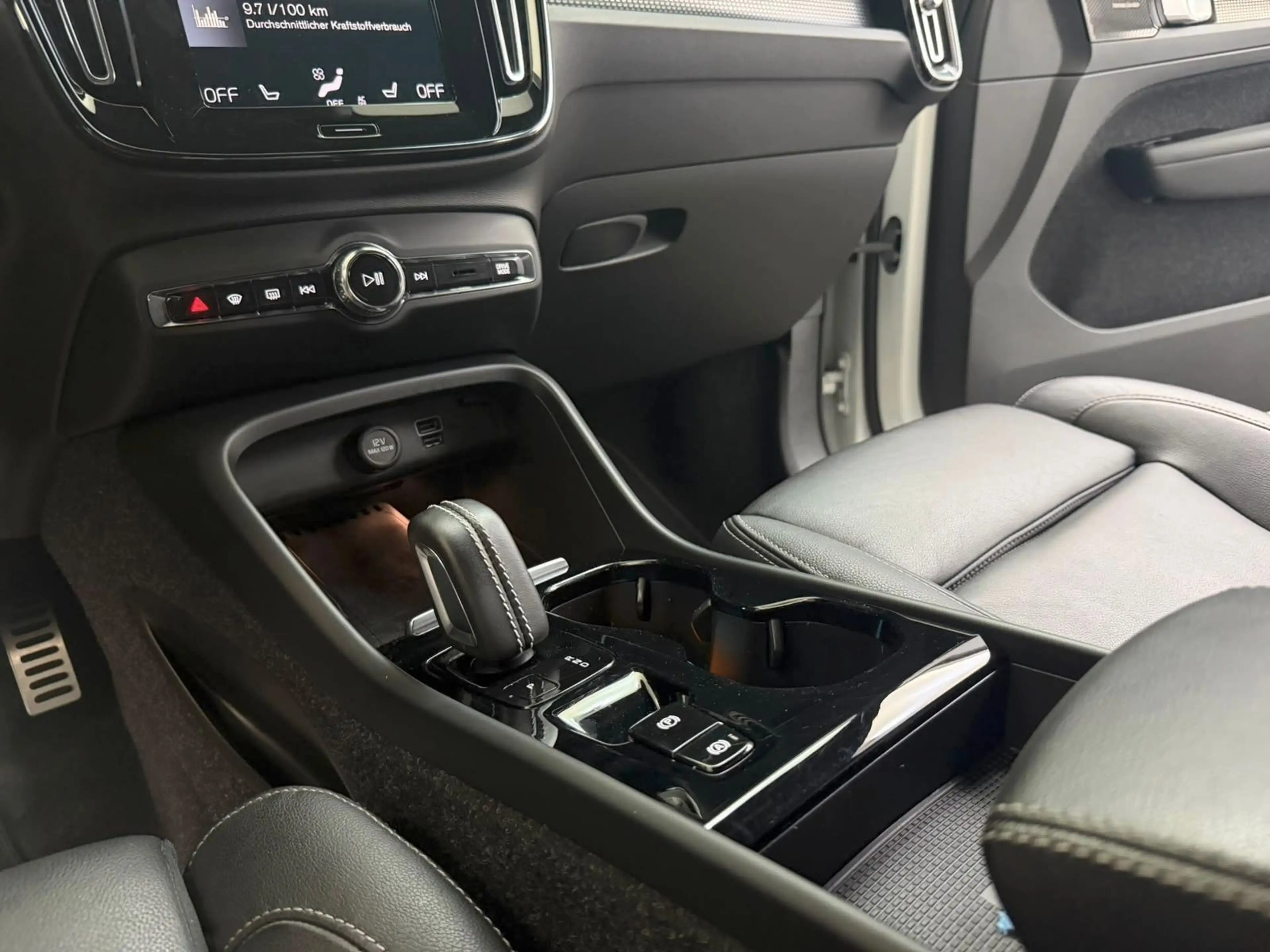Volvo XC40 R Design Recharge Plug XENIUM*LED*CARPLAY — photo 11