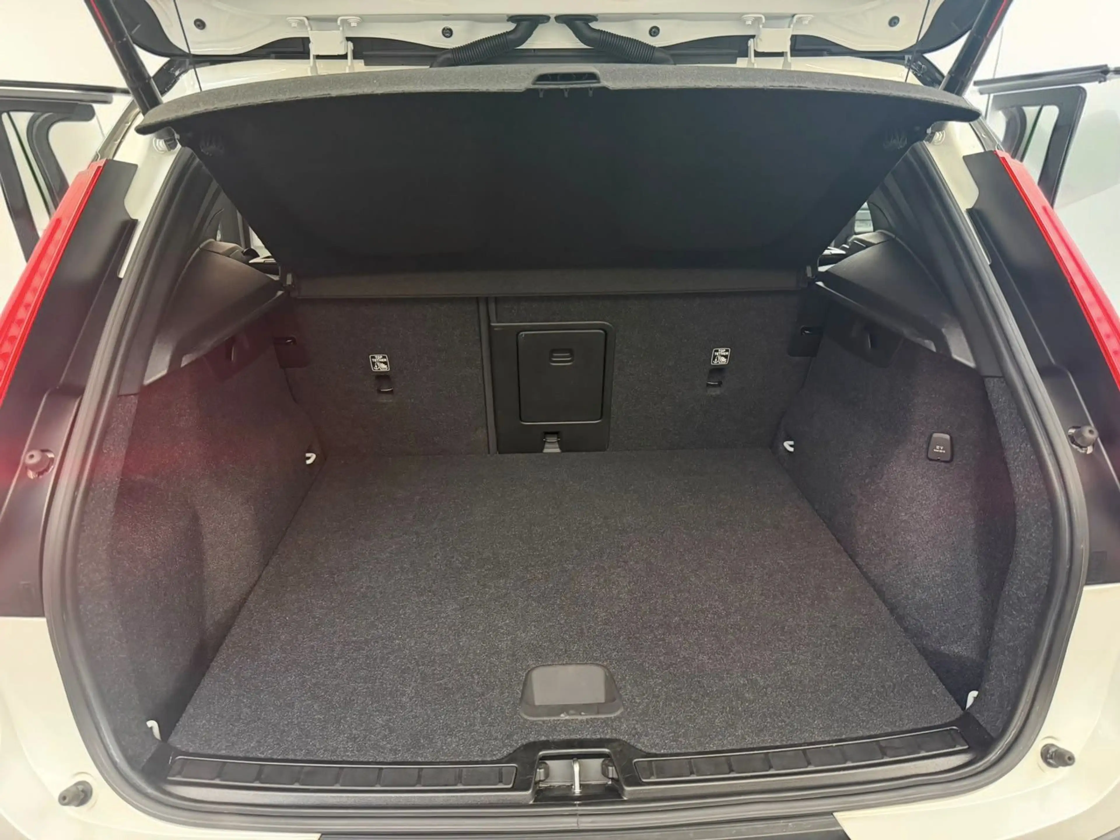 Volvo XC40 R Design Recharge Plug XENIUM*LED*CARPLAY — photo 15
