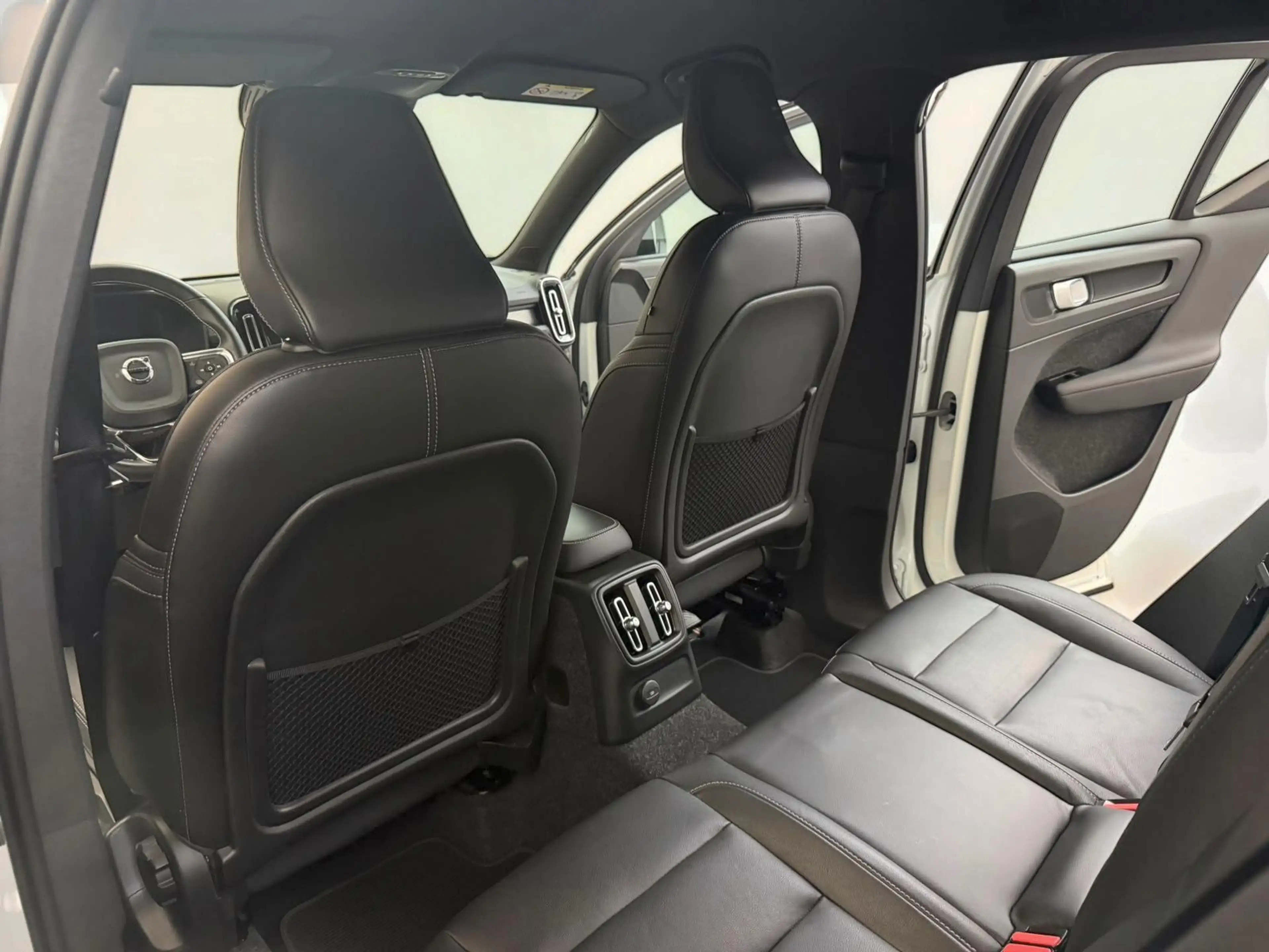 Volvo XC40 R Design Recharge Plug XENIUM*LED*CARPLAY — photo 12