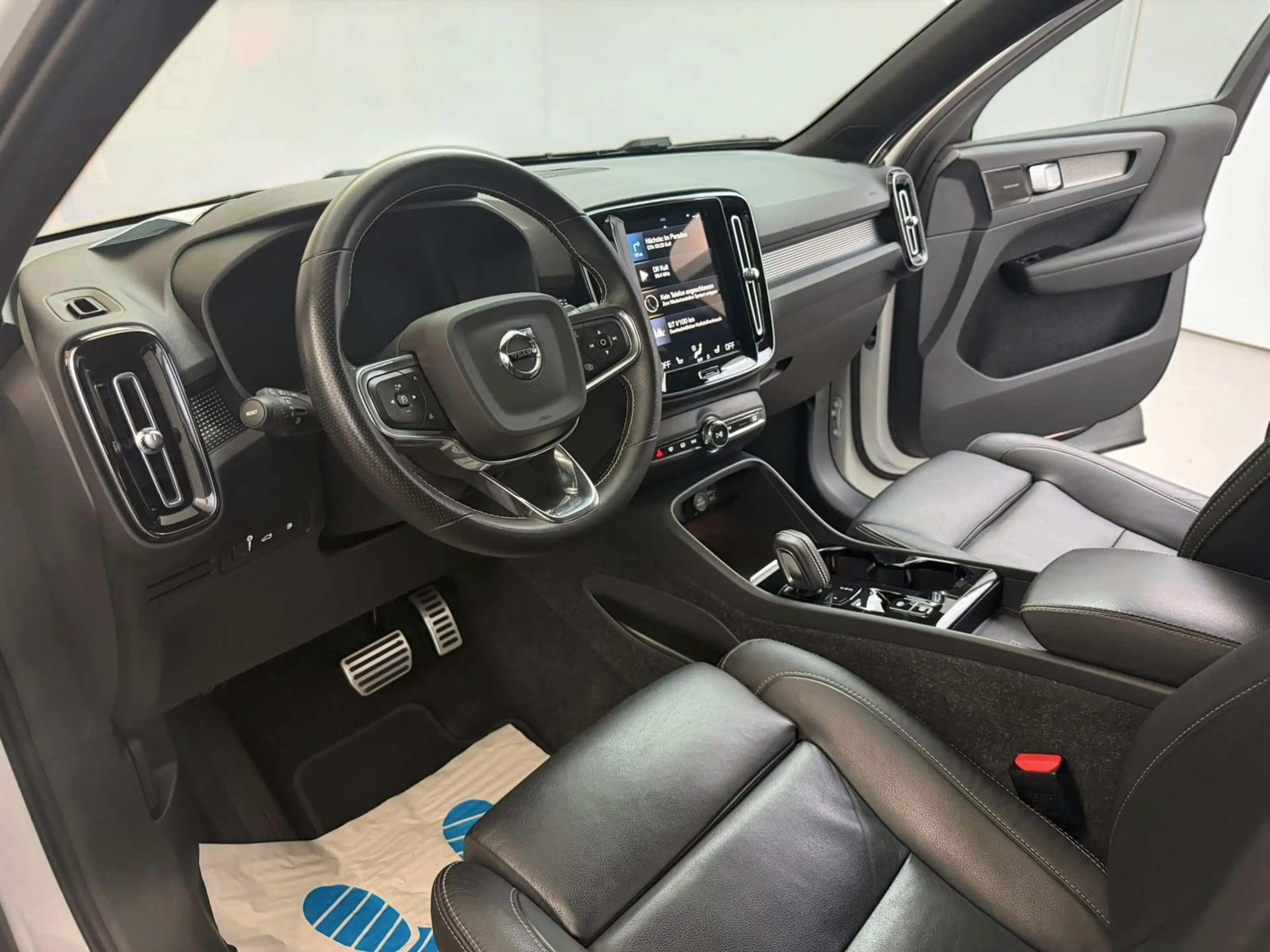 Volvo XC40 R Design Recharge Plug XENIUM*LED*CARPLAY — photo 9