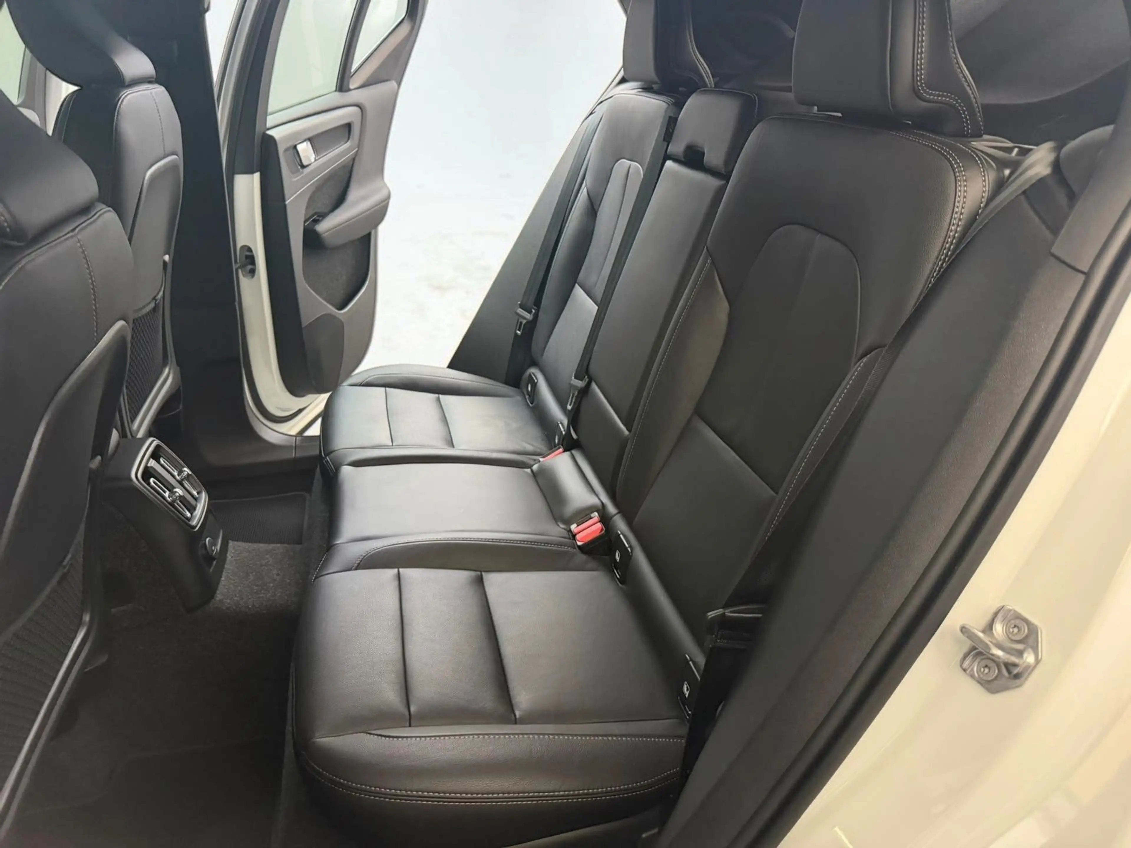 Volvo XC40 R Design Recharge Plug XENIUM*LED*CARPLAY — photo 13