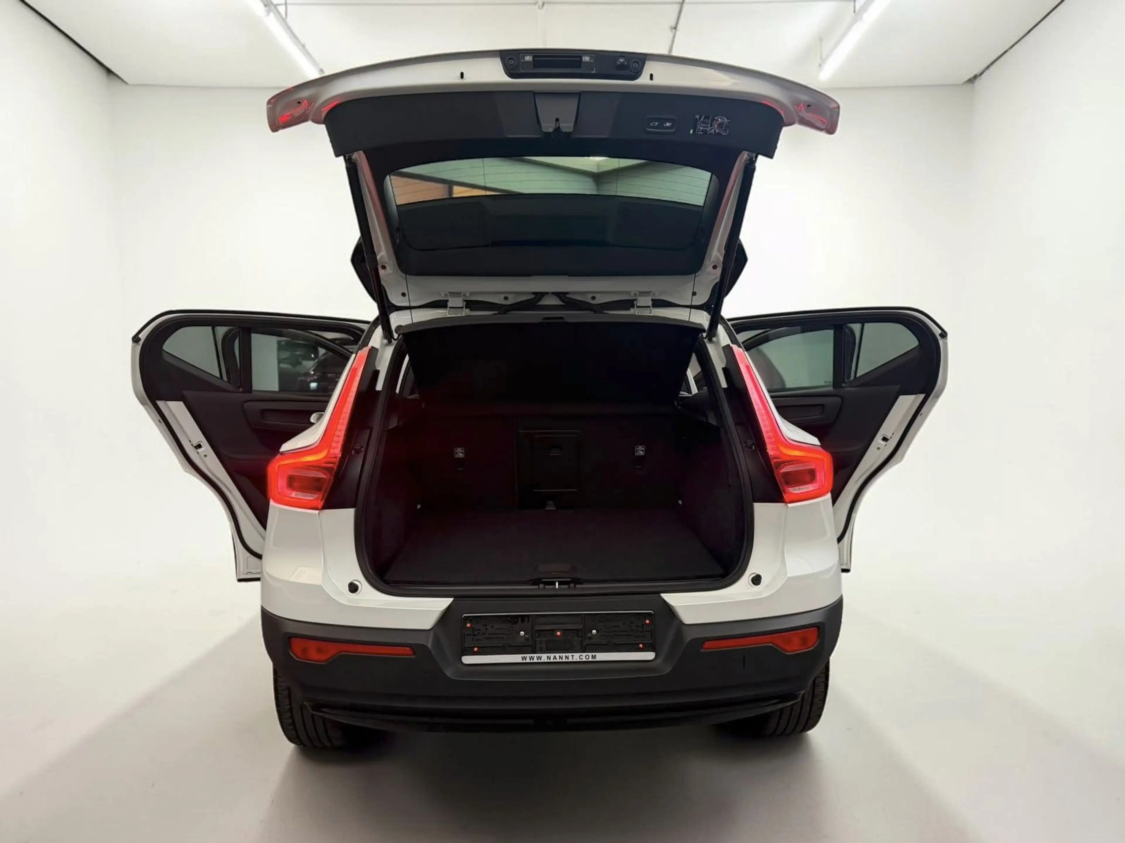 Volvo XC40 R Design Recharge Plug XENIUM*LED*CARPLAY — photo 14