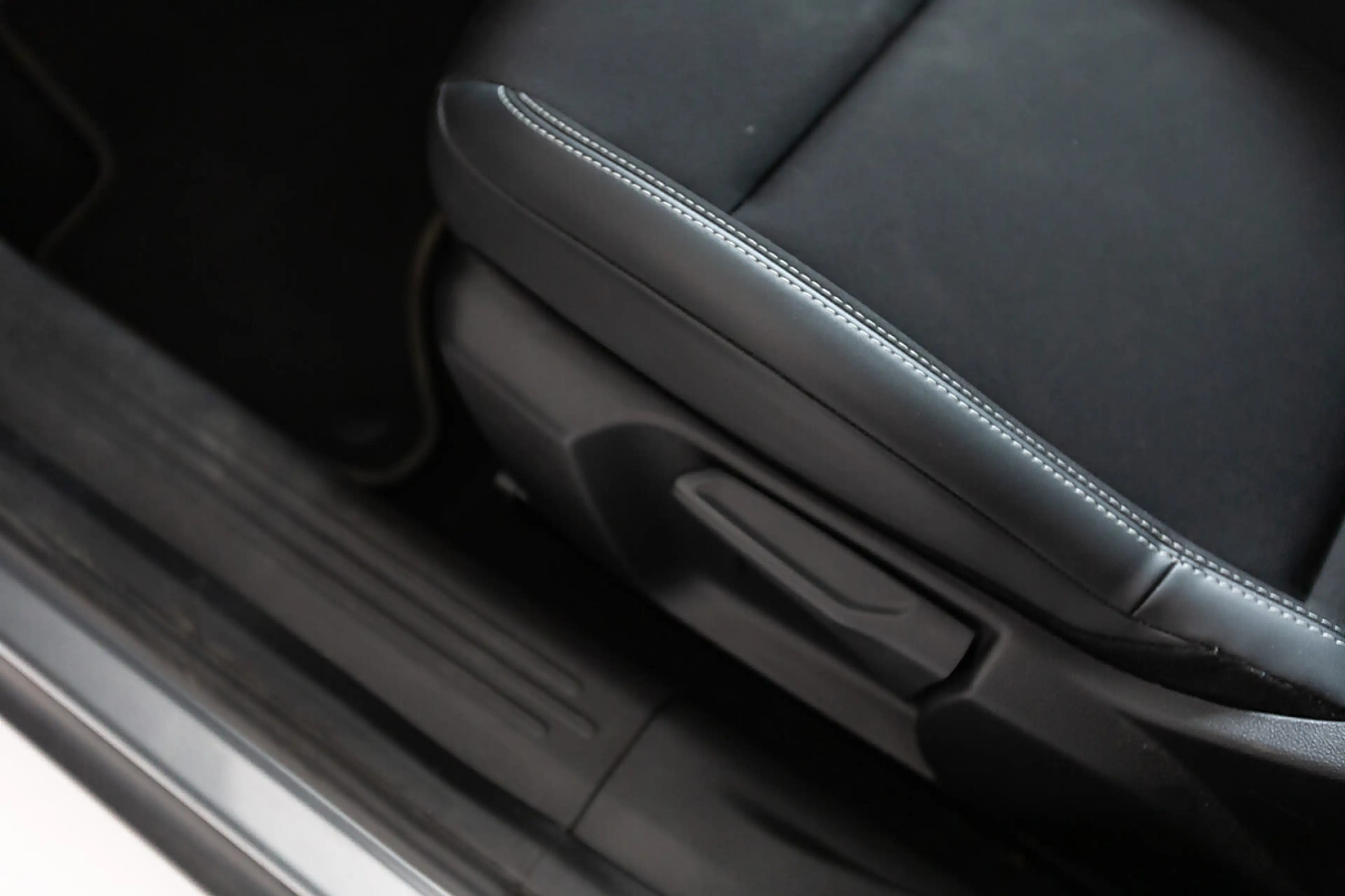 Jeep Avenger 1.2 Mild-Hybrid Summit Mild-Hybrid — photo 9