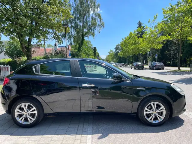 Alfa Romeo Giulietta view 2