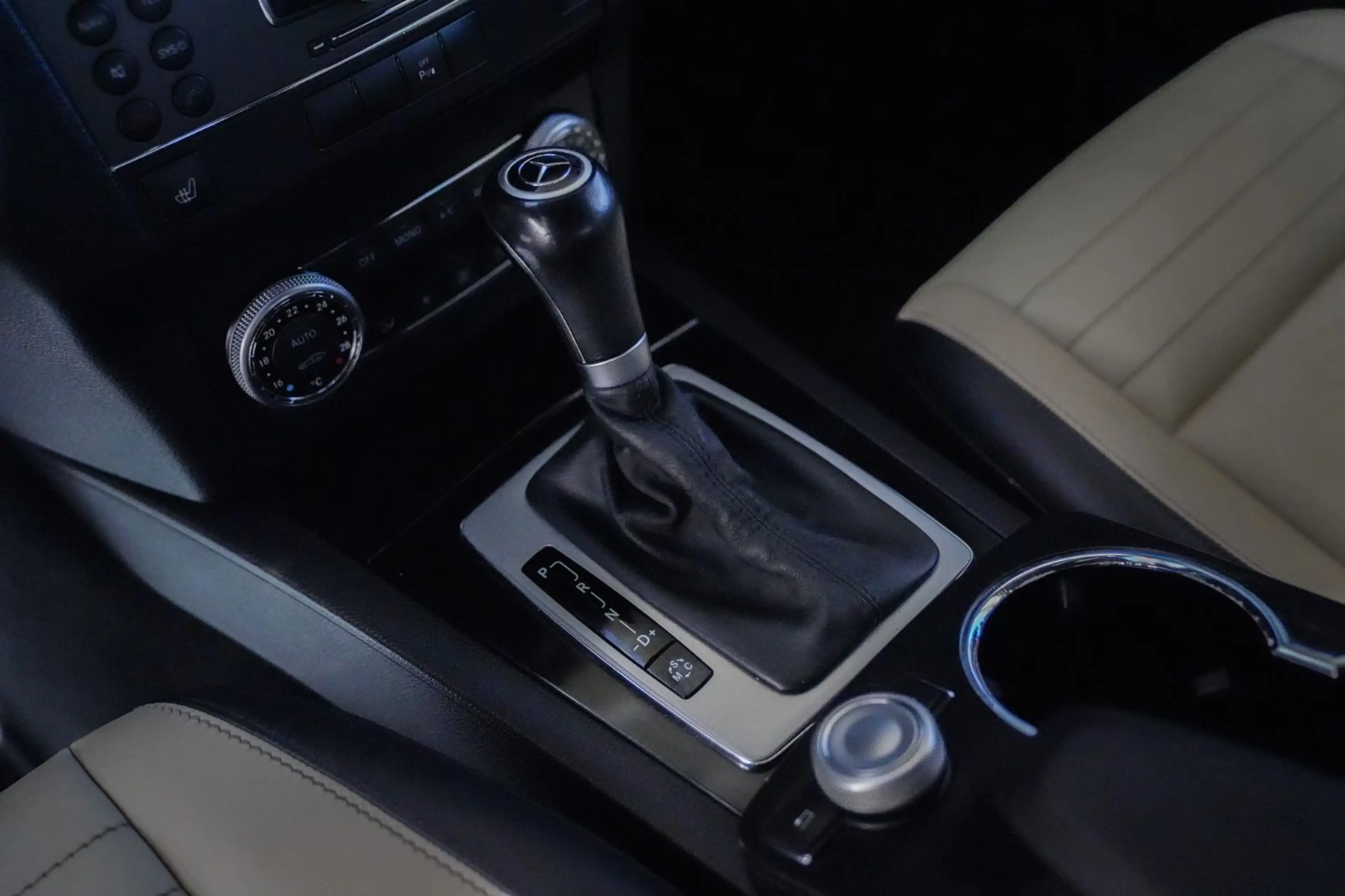 Mercedes-Benz GLK 350 Edition 1 *Temp./SHZ/Klimaaut./AHK* — photo 8