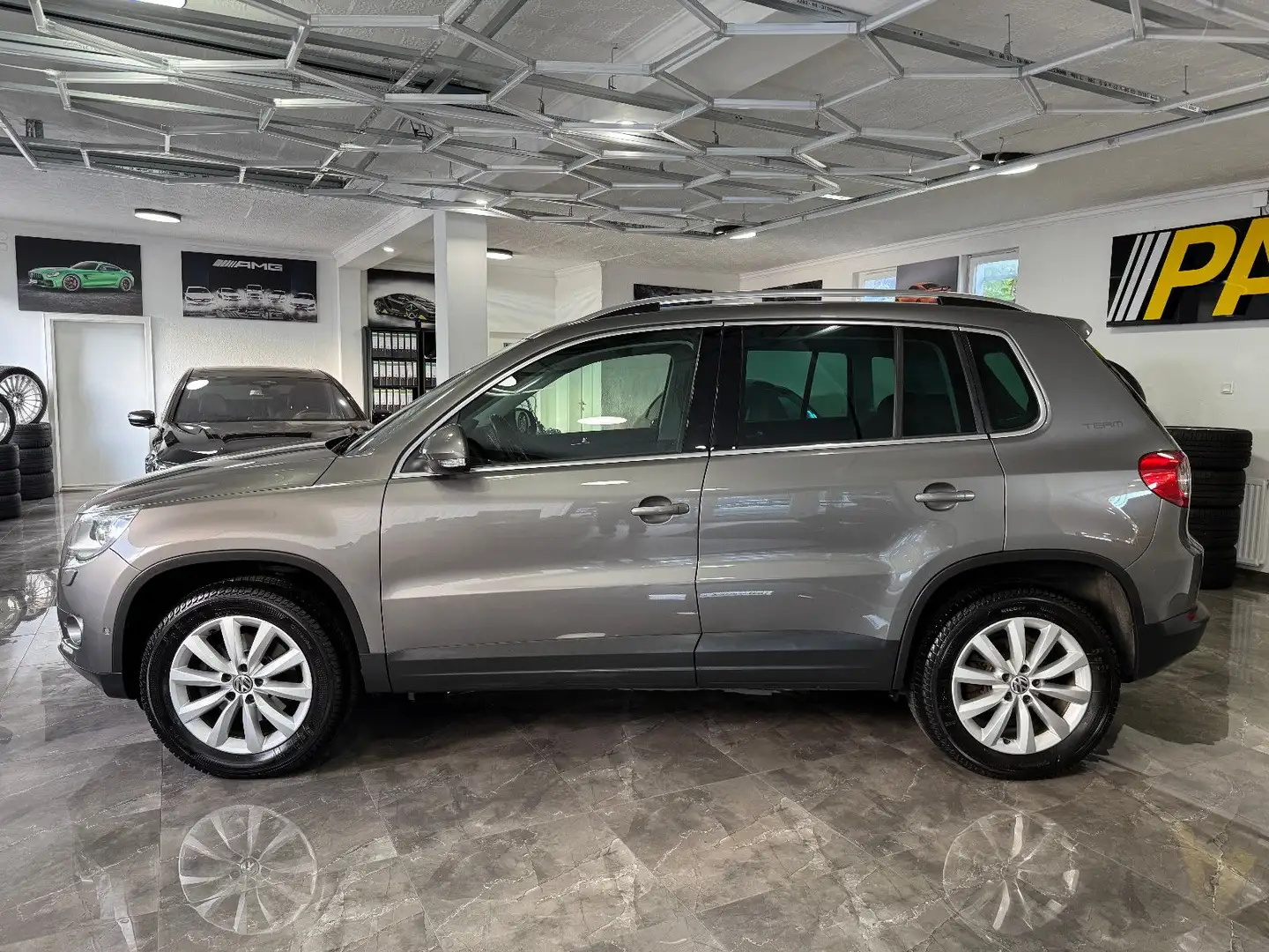 Volkswagen Tiguan 2.0 TSI "Team" 4Motion / DSG 2. Hand AHK Gris - 2