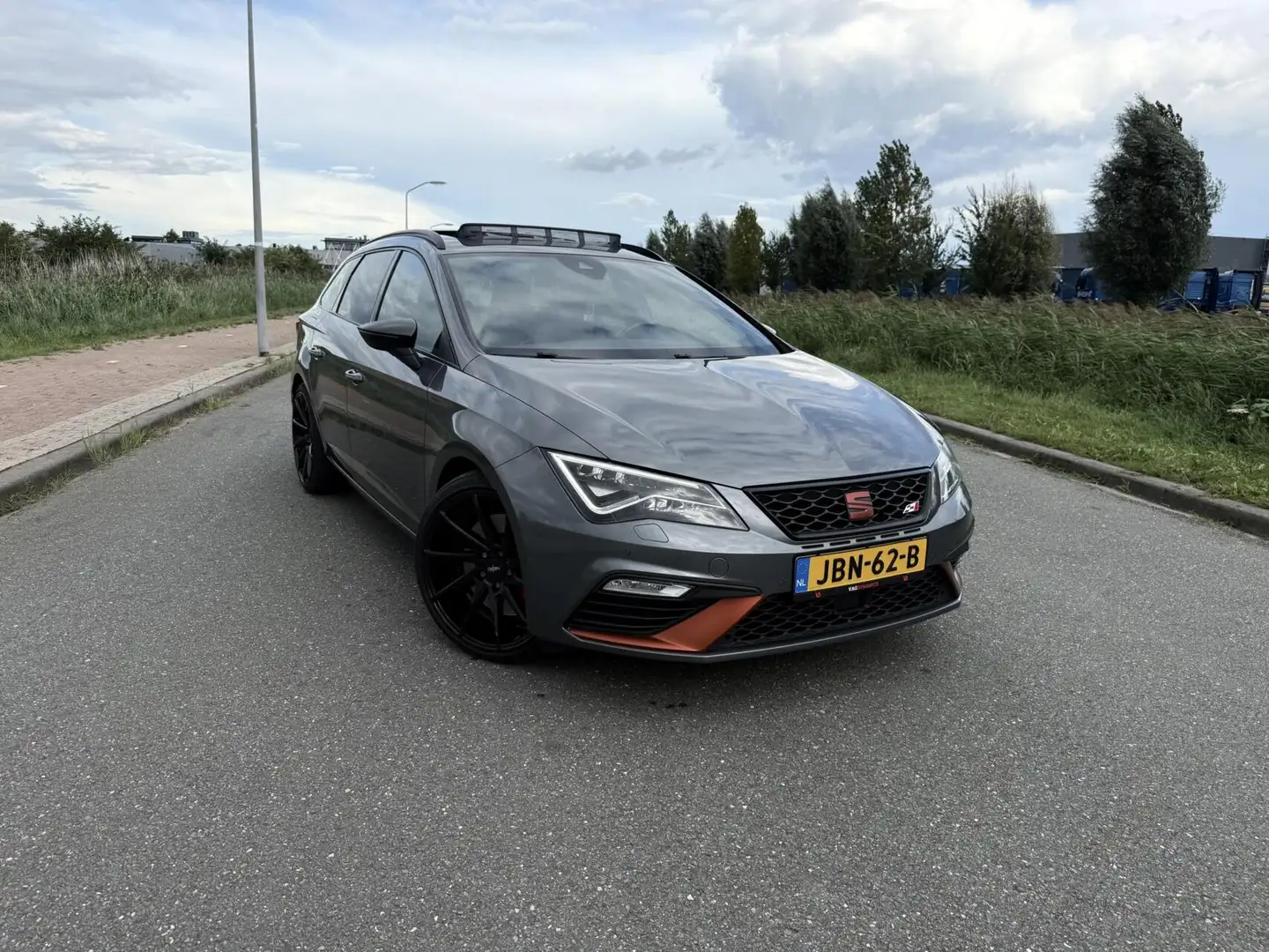 SEAT Leon ST Cupra 300 4DRIVE DSG VOL OPTIE PANO LANE ACC Grijs - 2