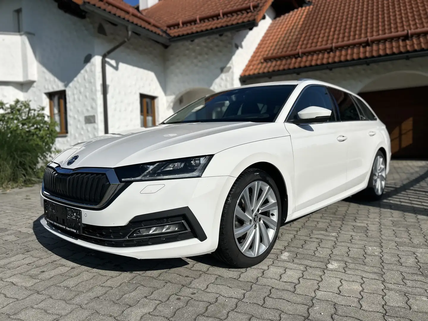 Skoda Octavia Combi 2,0 First Edition DSG ACC DCC Matrix Sitzb Weiß - 1