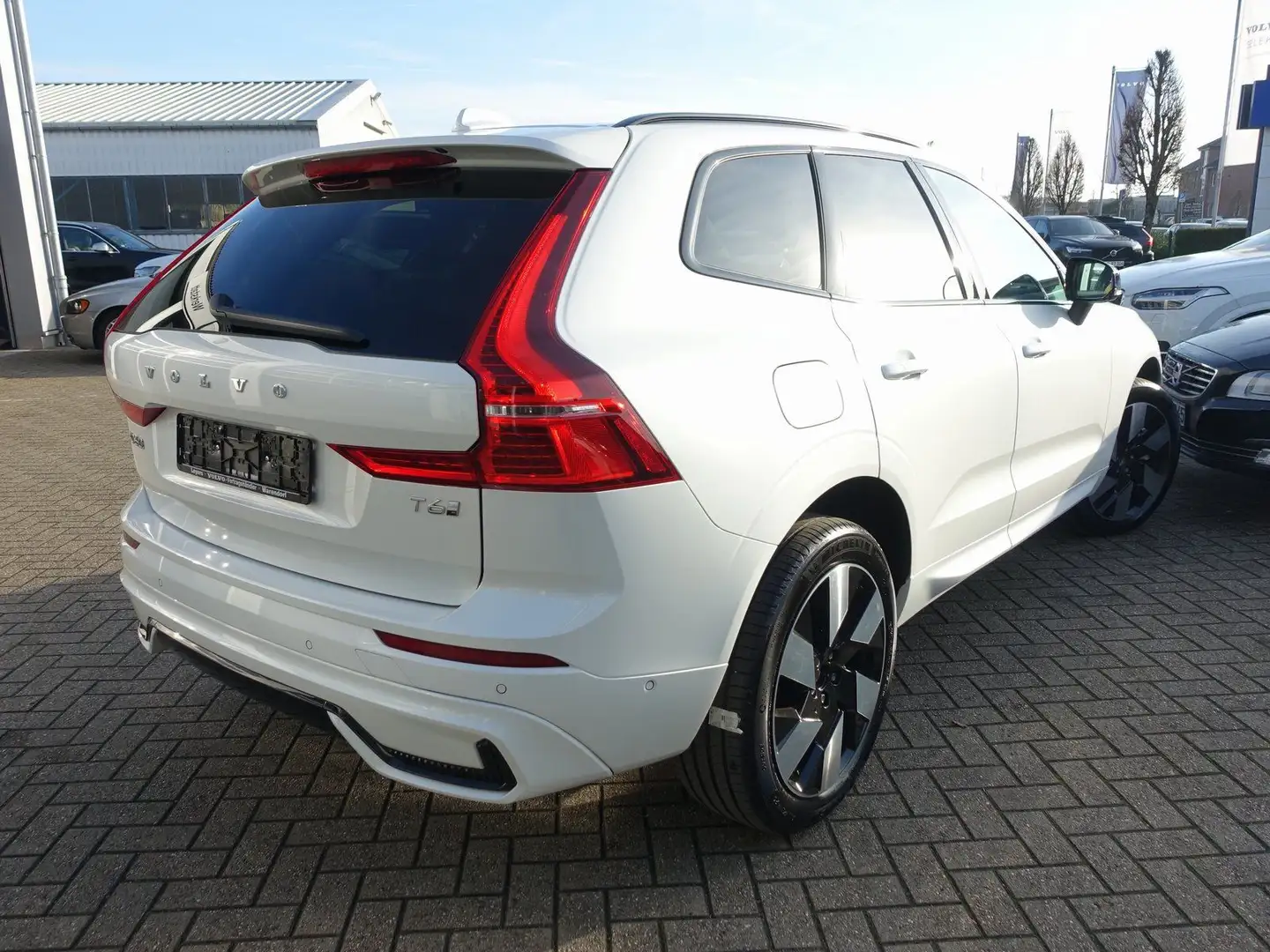 Volvo XC60 Plus Dark T6 AWD 360°/FOUR-C/AHK/BLIS/PANO Weiß - 2