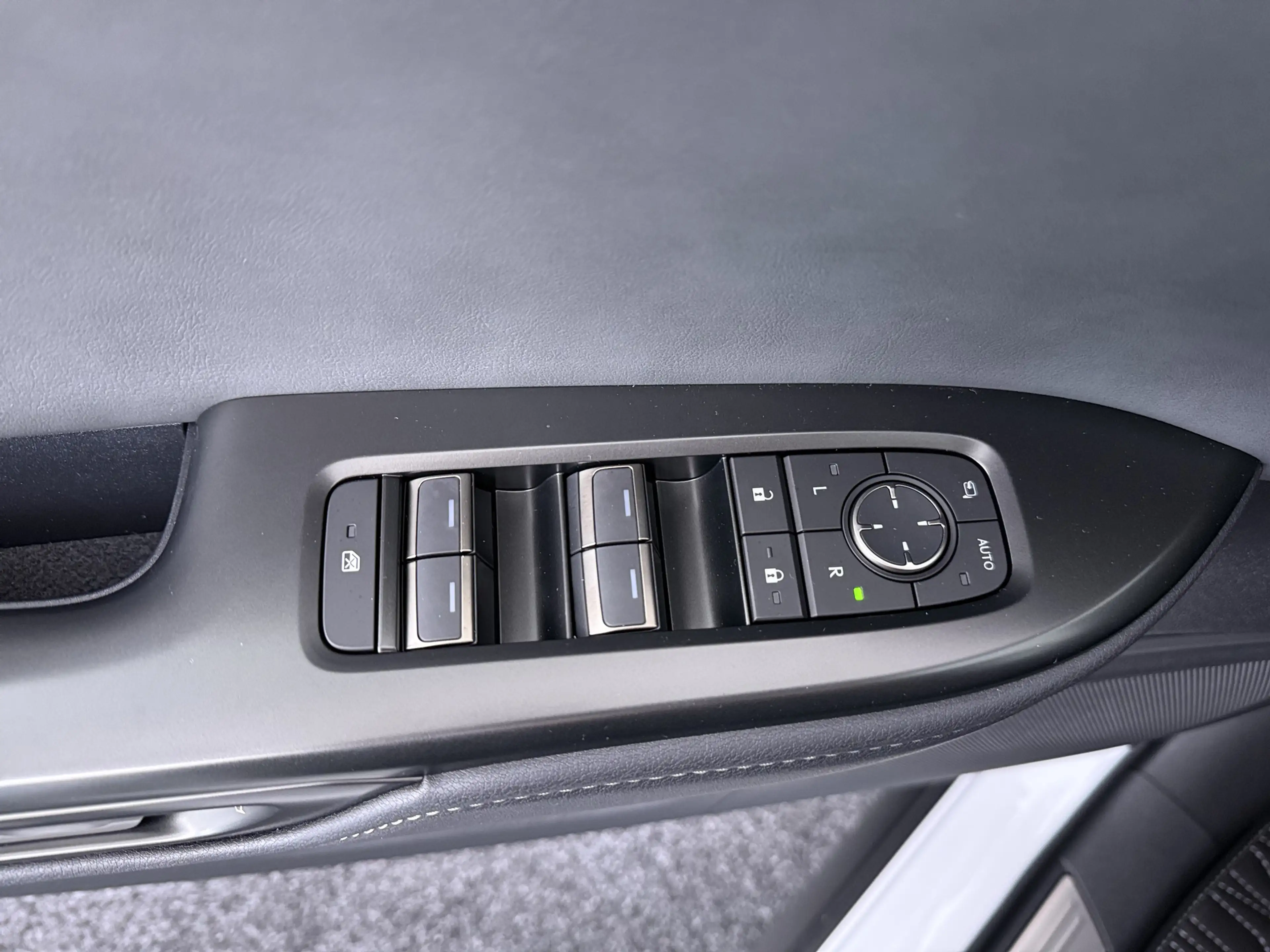Lexus RZ 350e Luxury Line 77 kWh — photo 4