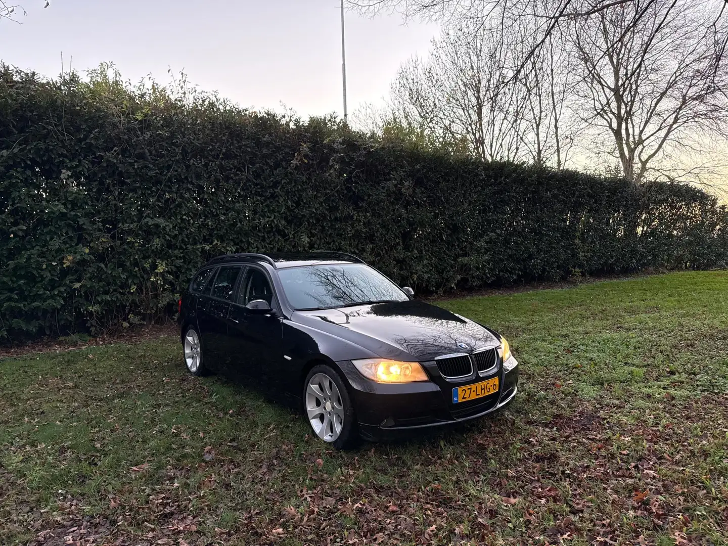 BMW 320 3-serie Touring 320i 6 BAK/CLIMA/PANO/BOEKJES COMP Zwart - 2