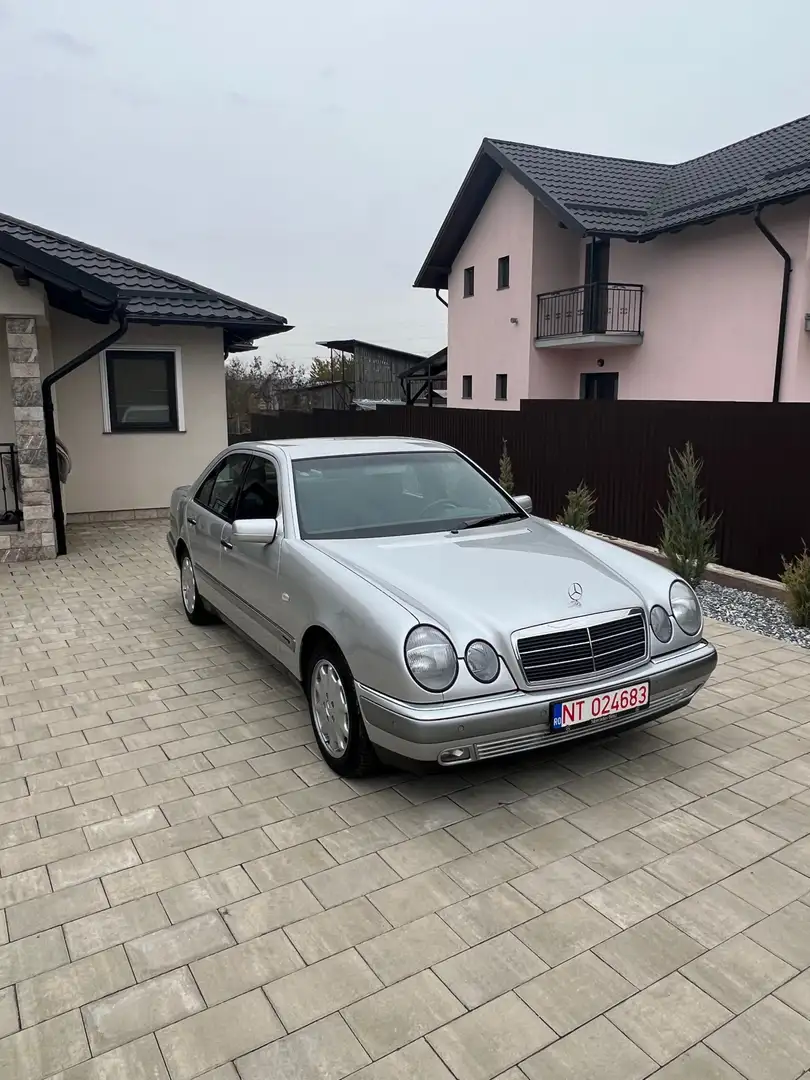 Mercedes-Benz E 200 Elegance Srebrny - 1