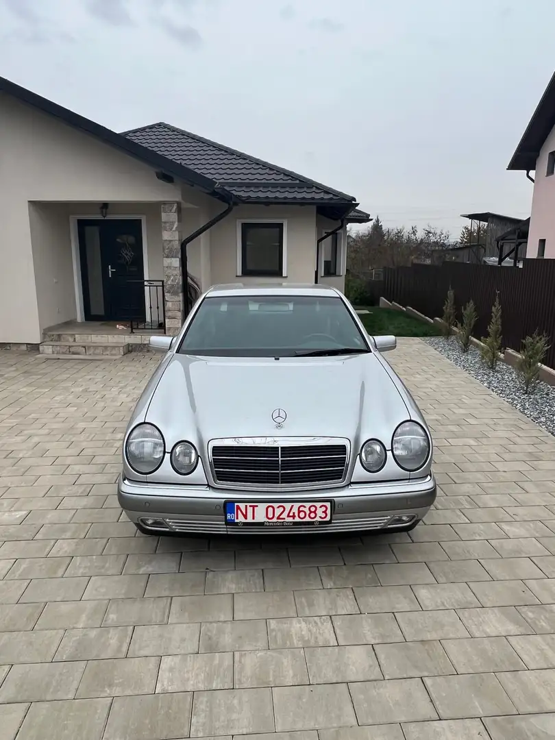 Mercedes-Benz E 200 Elegance Silver - 2