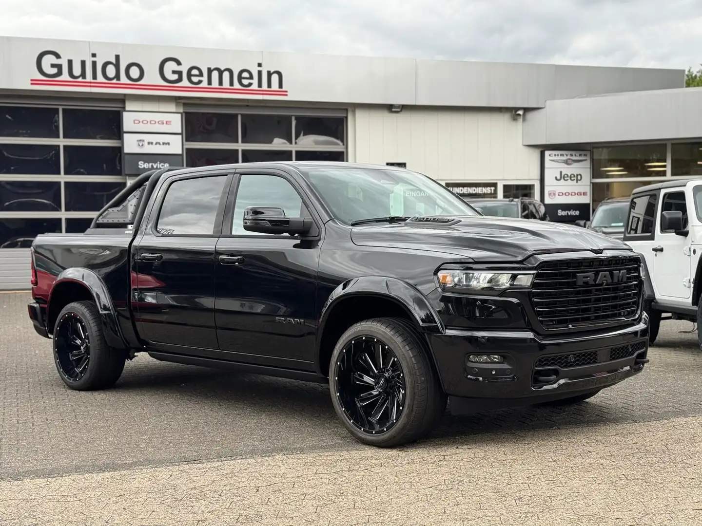 Dodge RAM 1500 Laramie Night Premium Crew 2025 UMBAU Black - 2