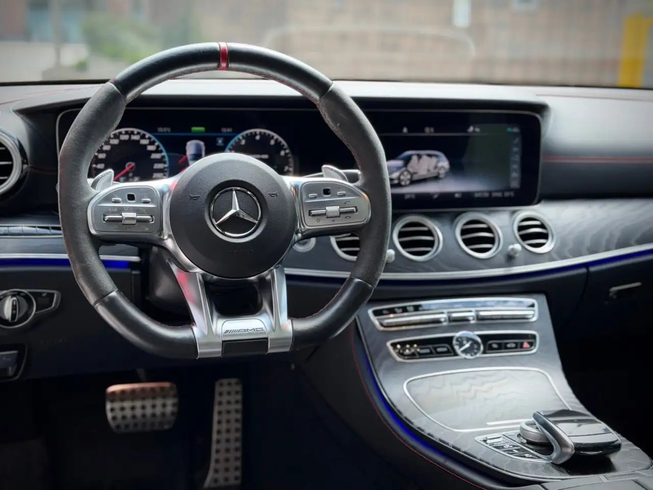 Mercedes-Benz E-Class снимка Mercedes-Benz E-Class