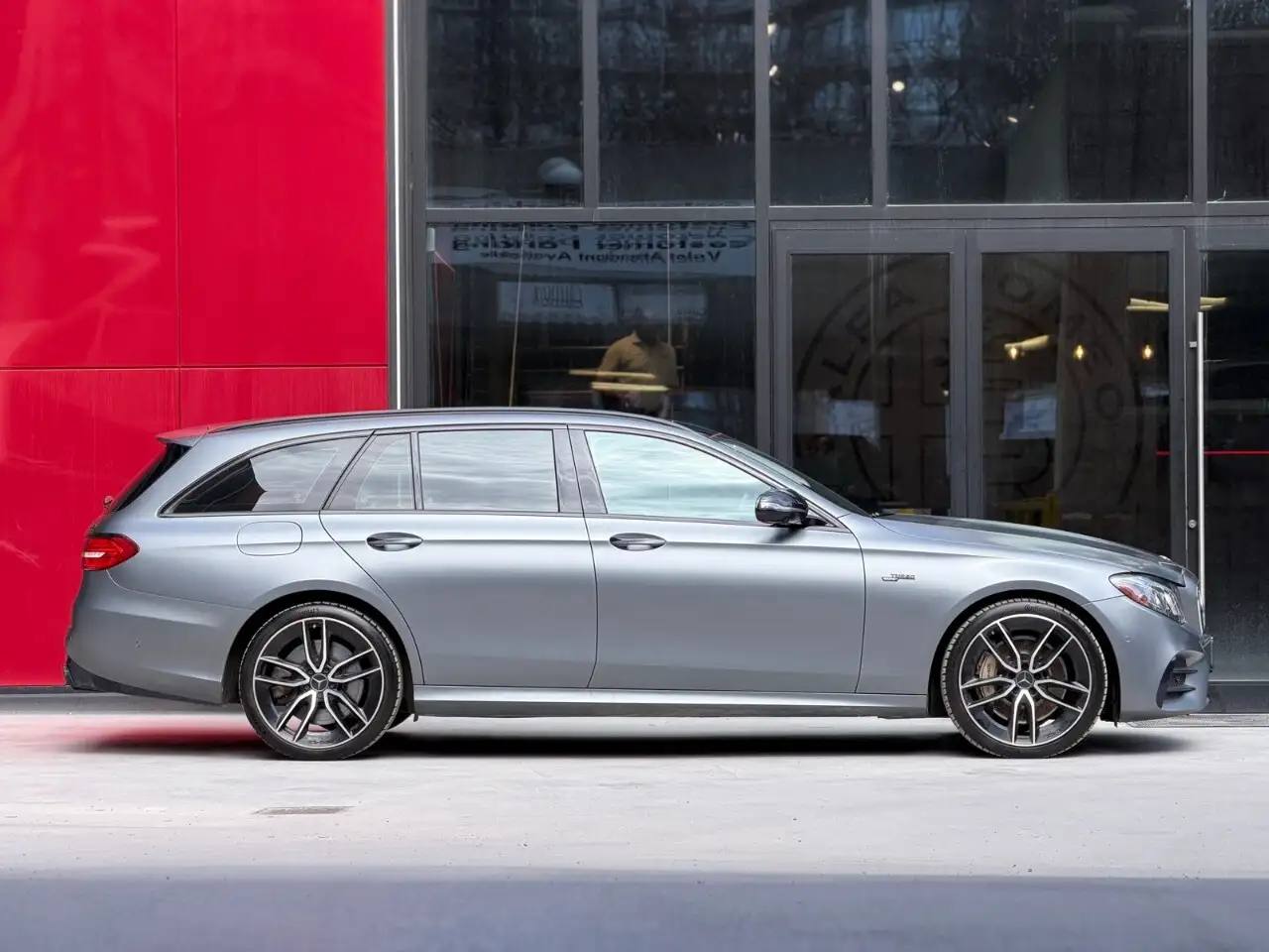 Mercedes-Benz E-Class снимка Mercedes-Benz E-Class