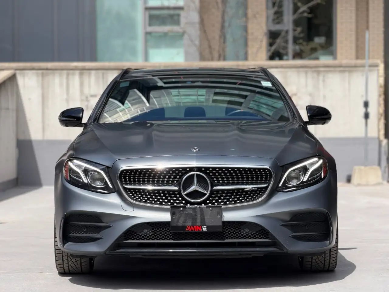 Mercedes-Benz E-Class снимка Mercedes-Benz E-Class