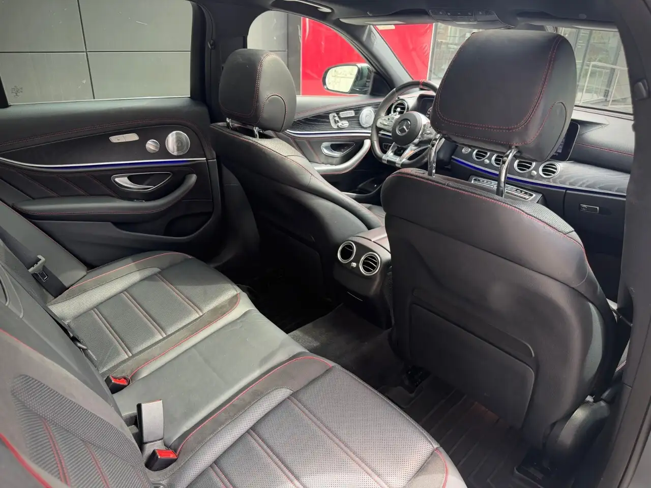 Mercedes-Benz E-Class снимка Mercedes-Benz E-Class