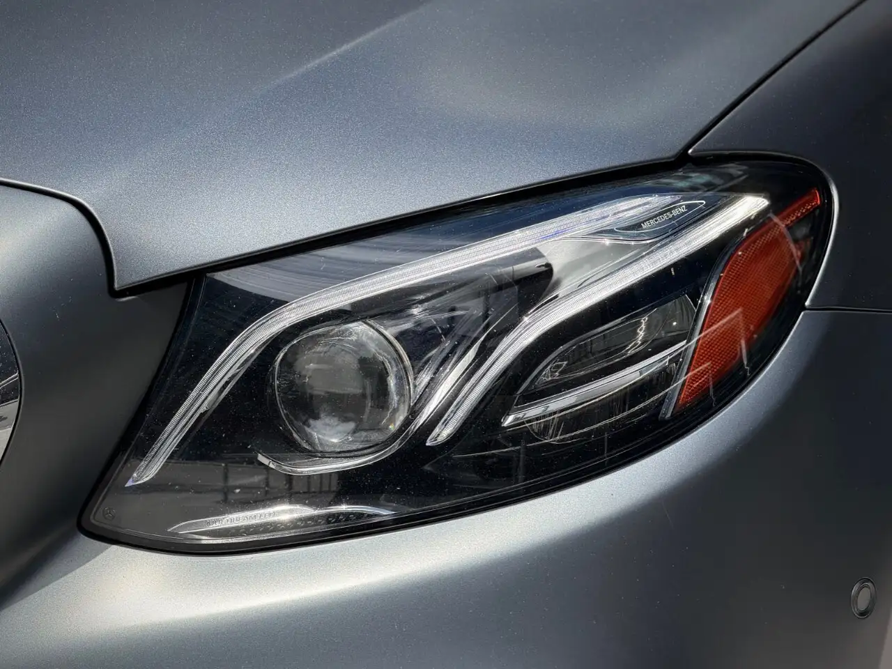 Mercedes-Benz E-Class снимка Mercedes-Benz E-Class