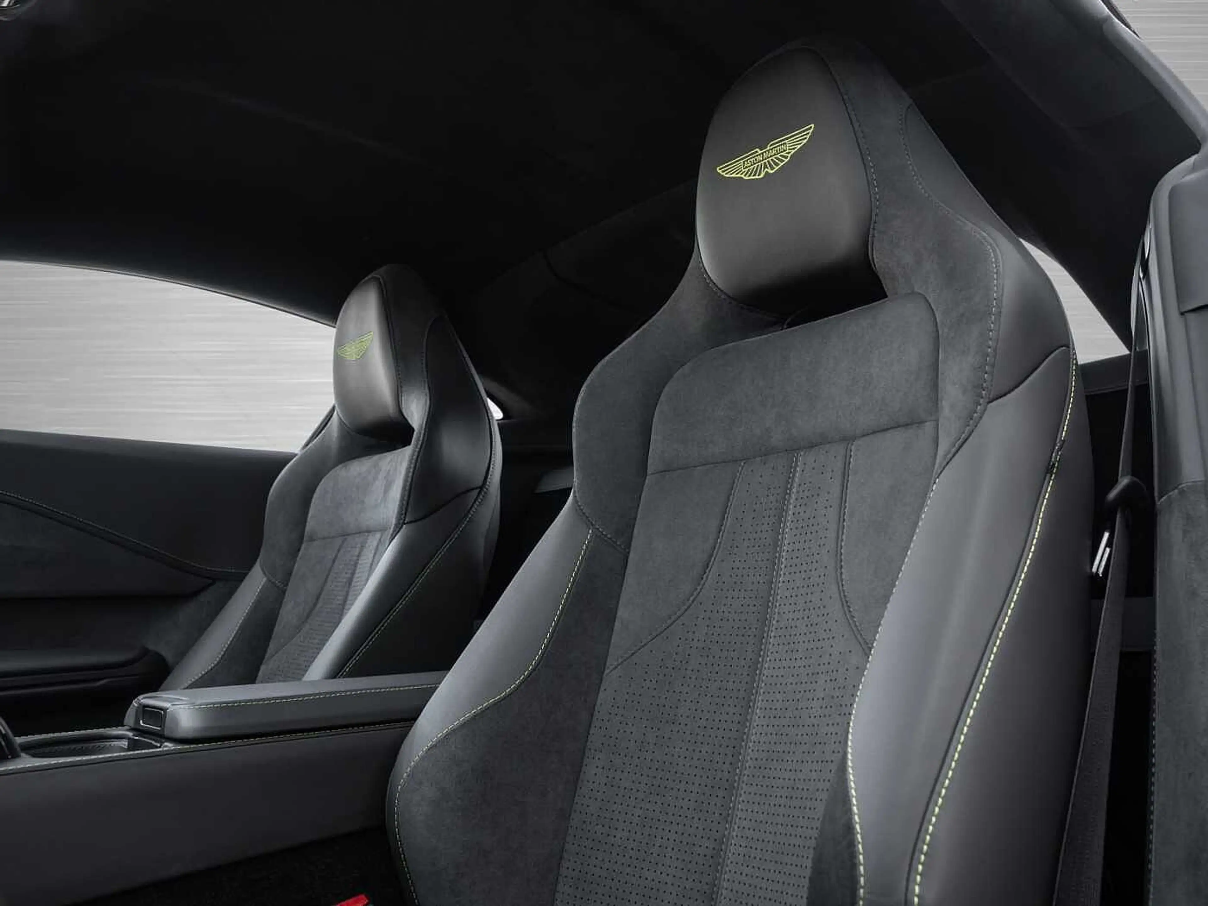 Aston Martin V8 Vantage — photo 12