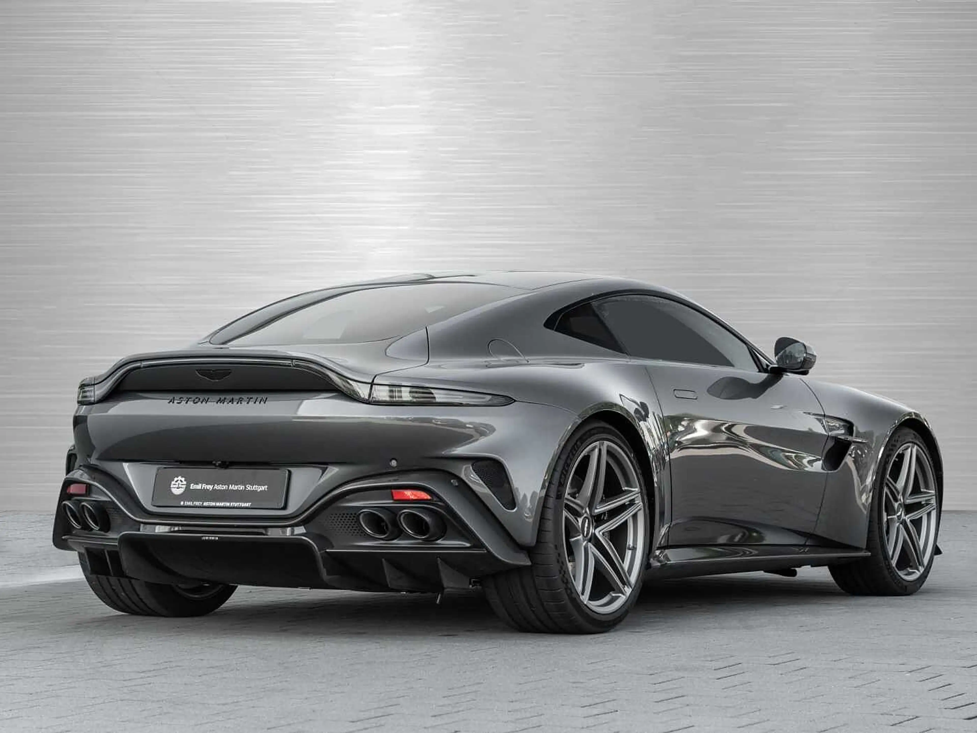 Aston Martin V8 Vantage — photo 14