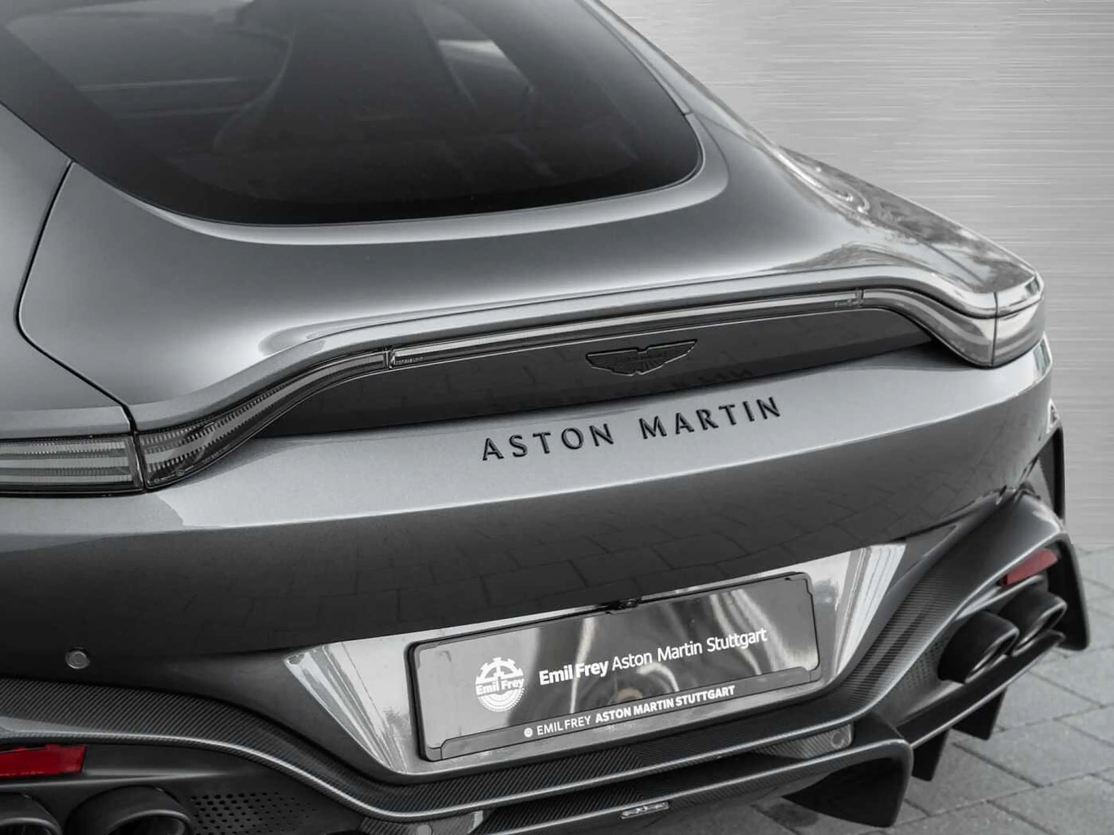 Aston Martin V8 Vantage — photo 8