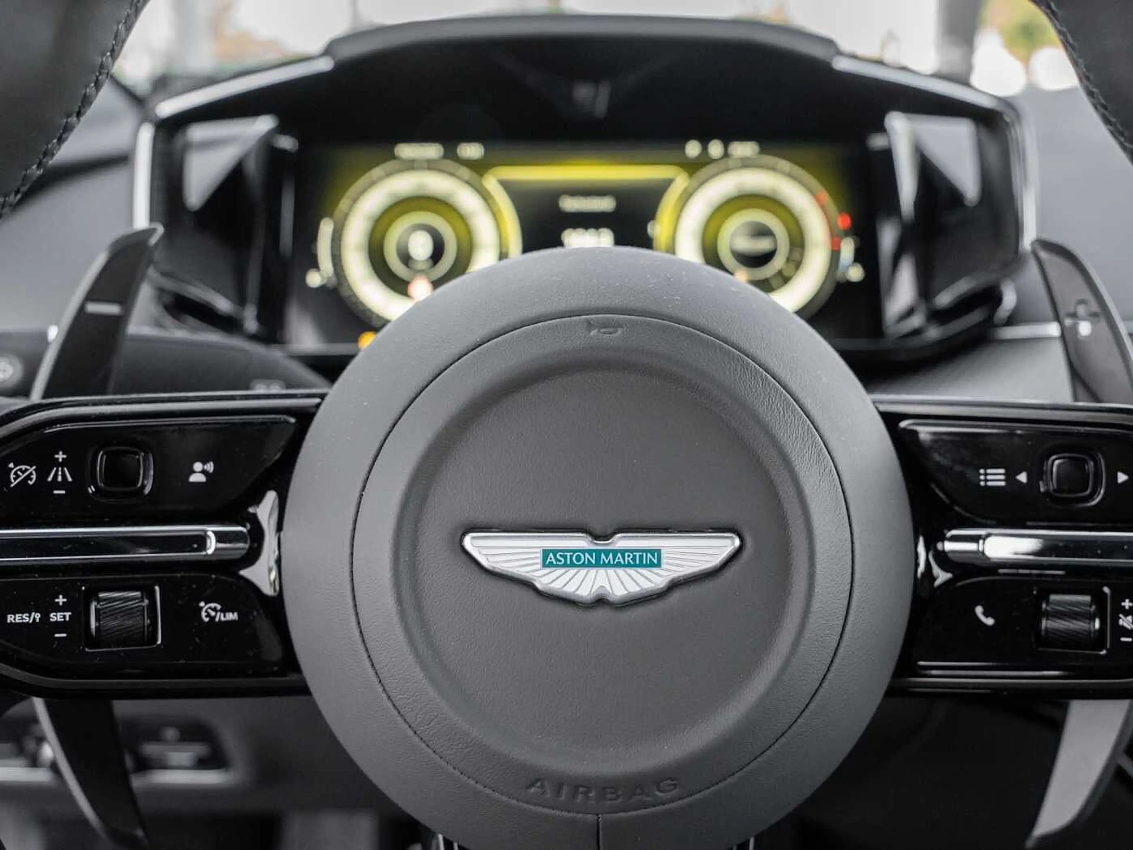 Aston Martin V8 Vantage — photo 11