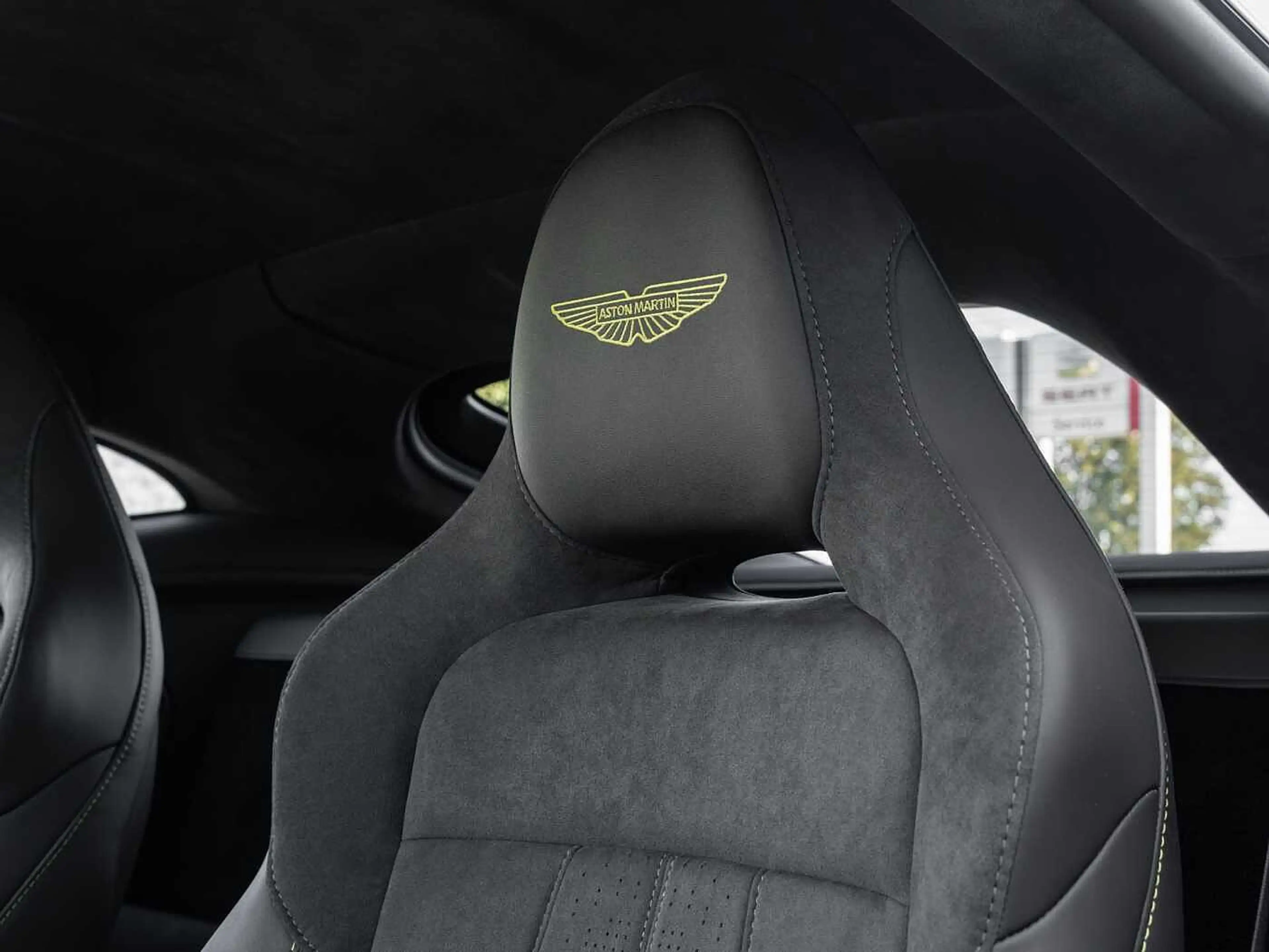 Aston Martin V8 Vantage — photo 5