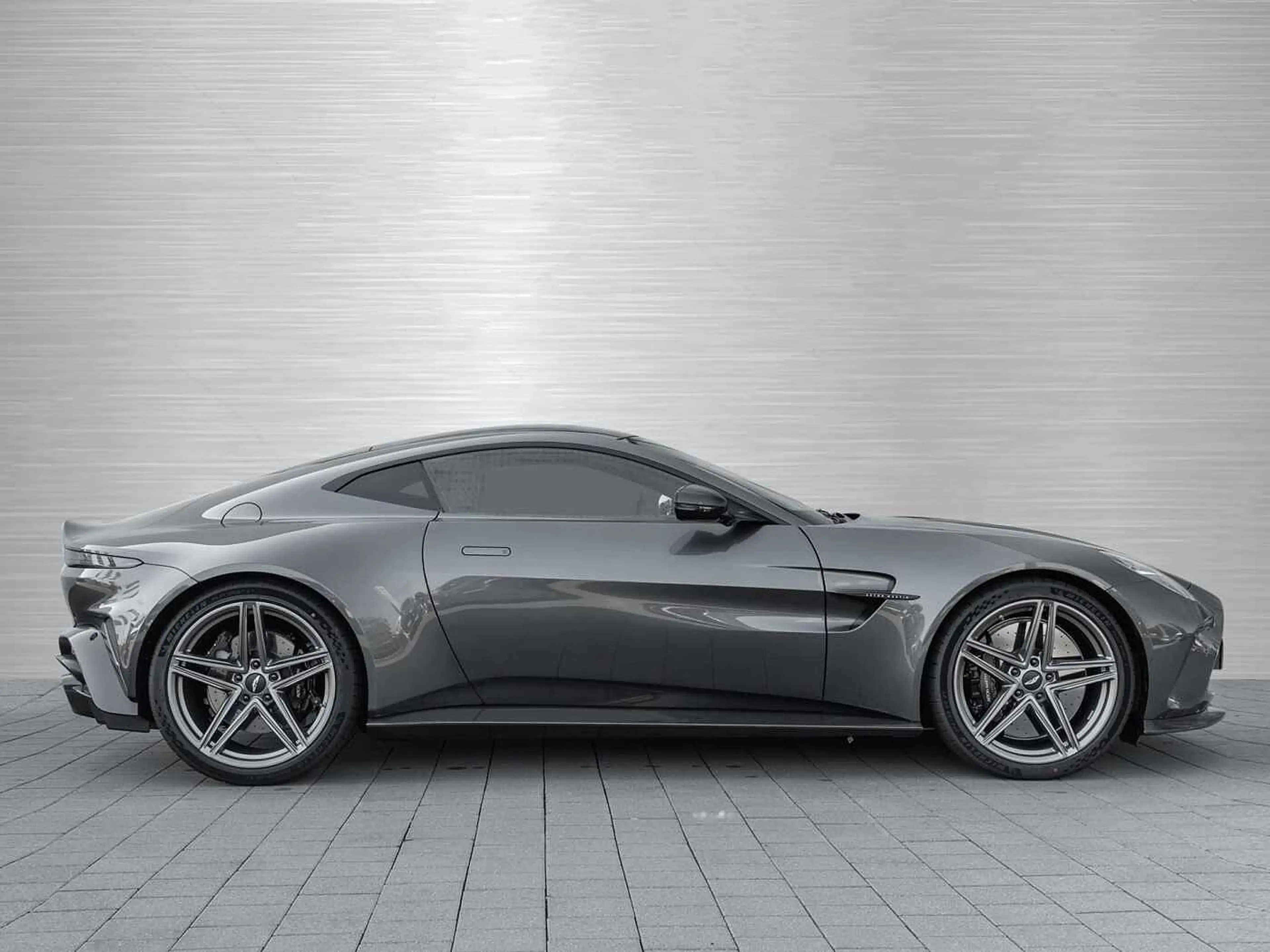 Aston Martin V8 Vantage — photo 13