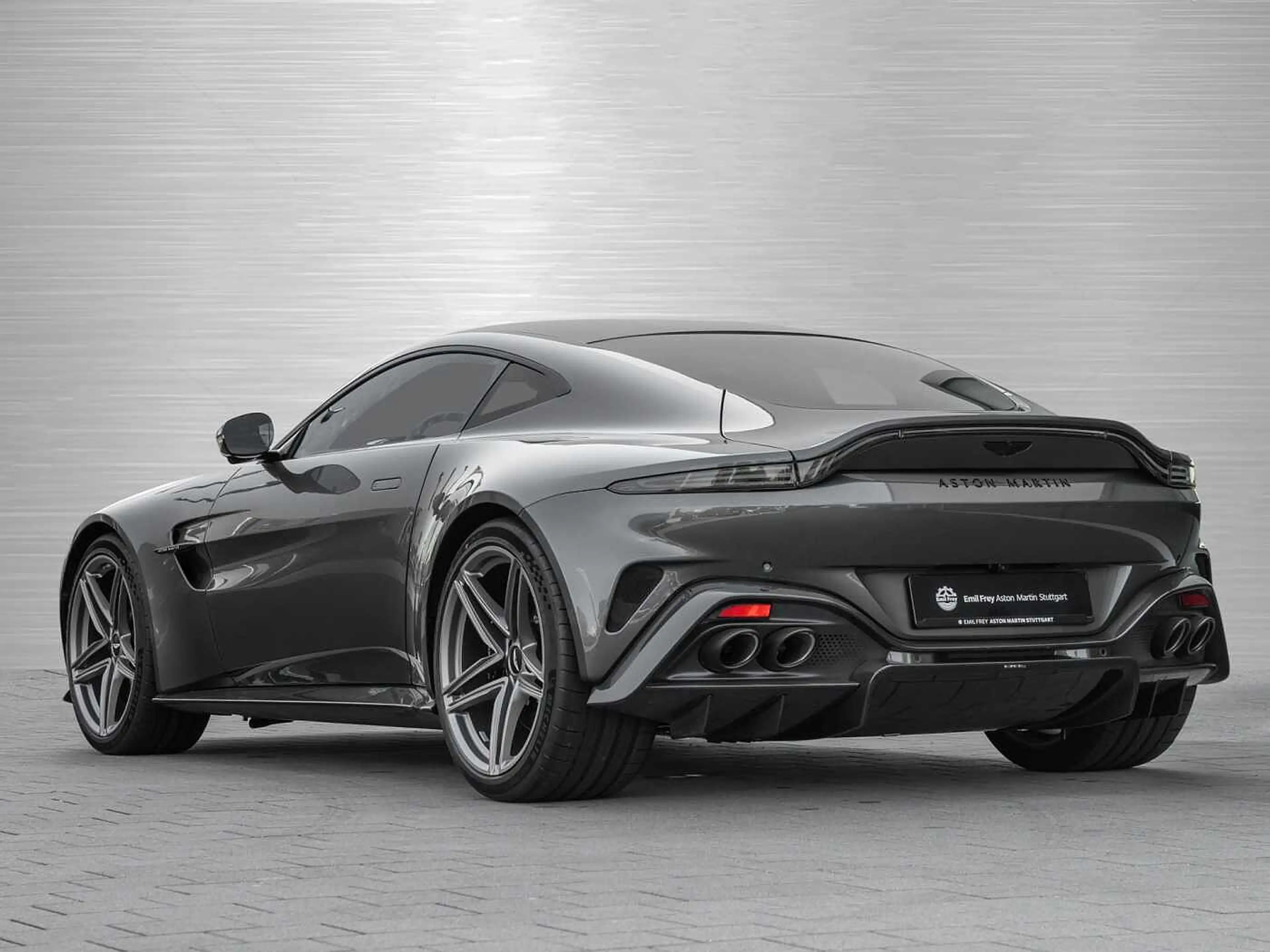 Aston Martin V8 Vantage — photo 2