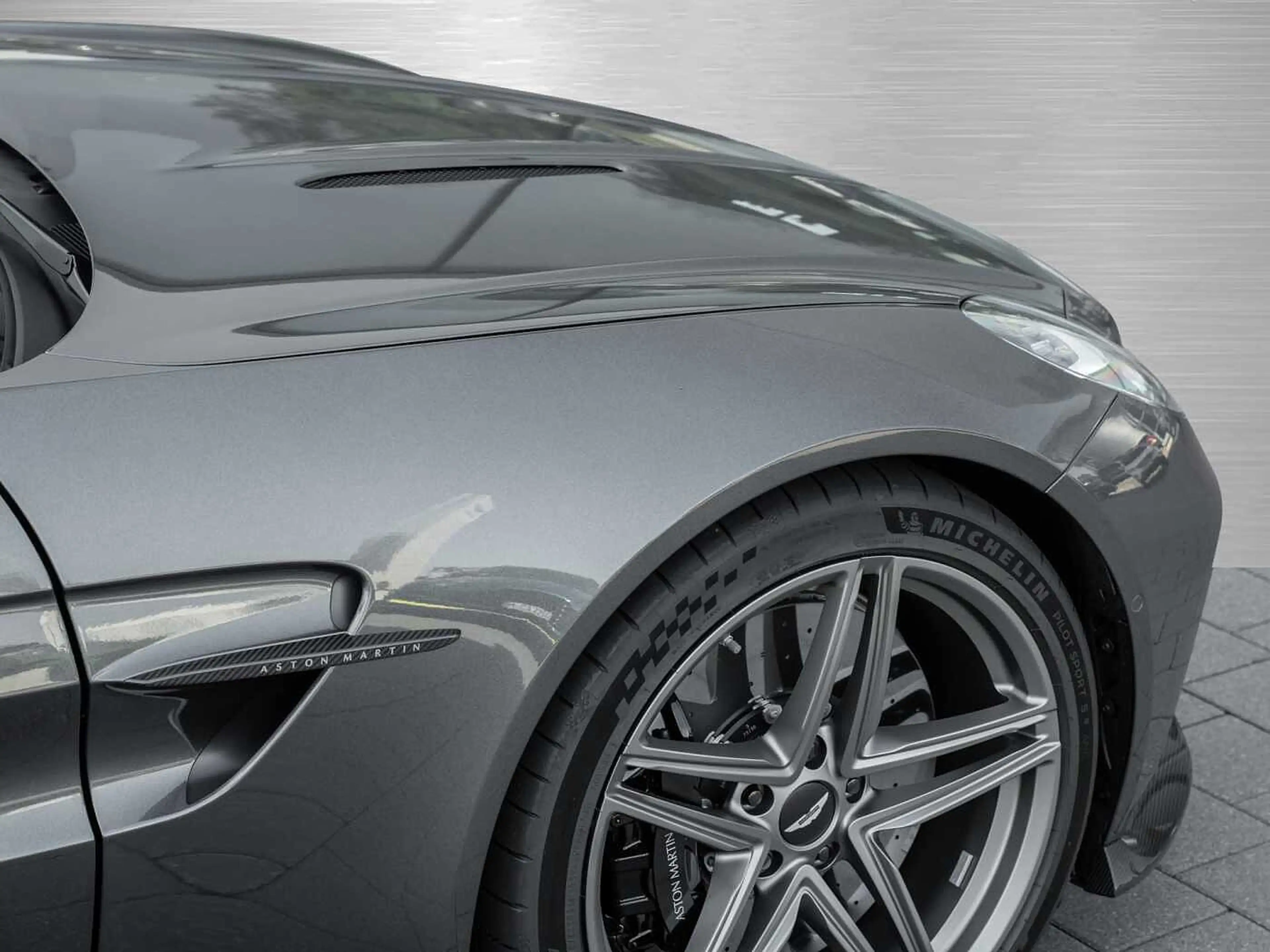 Aston Martin V8 Vantage — photo 9