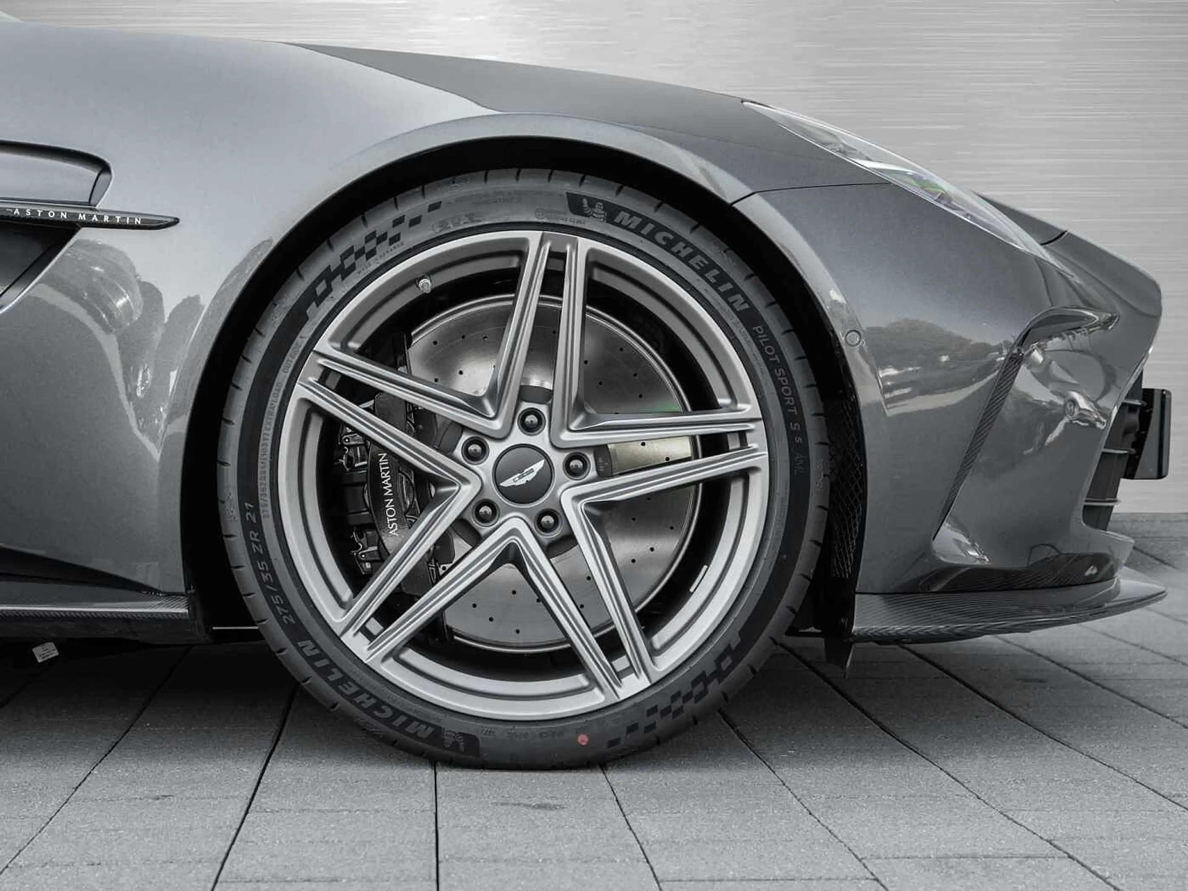 Aston Martin V8 Vantage — photo 4
