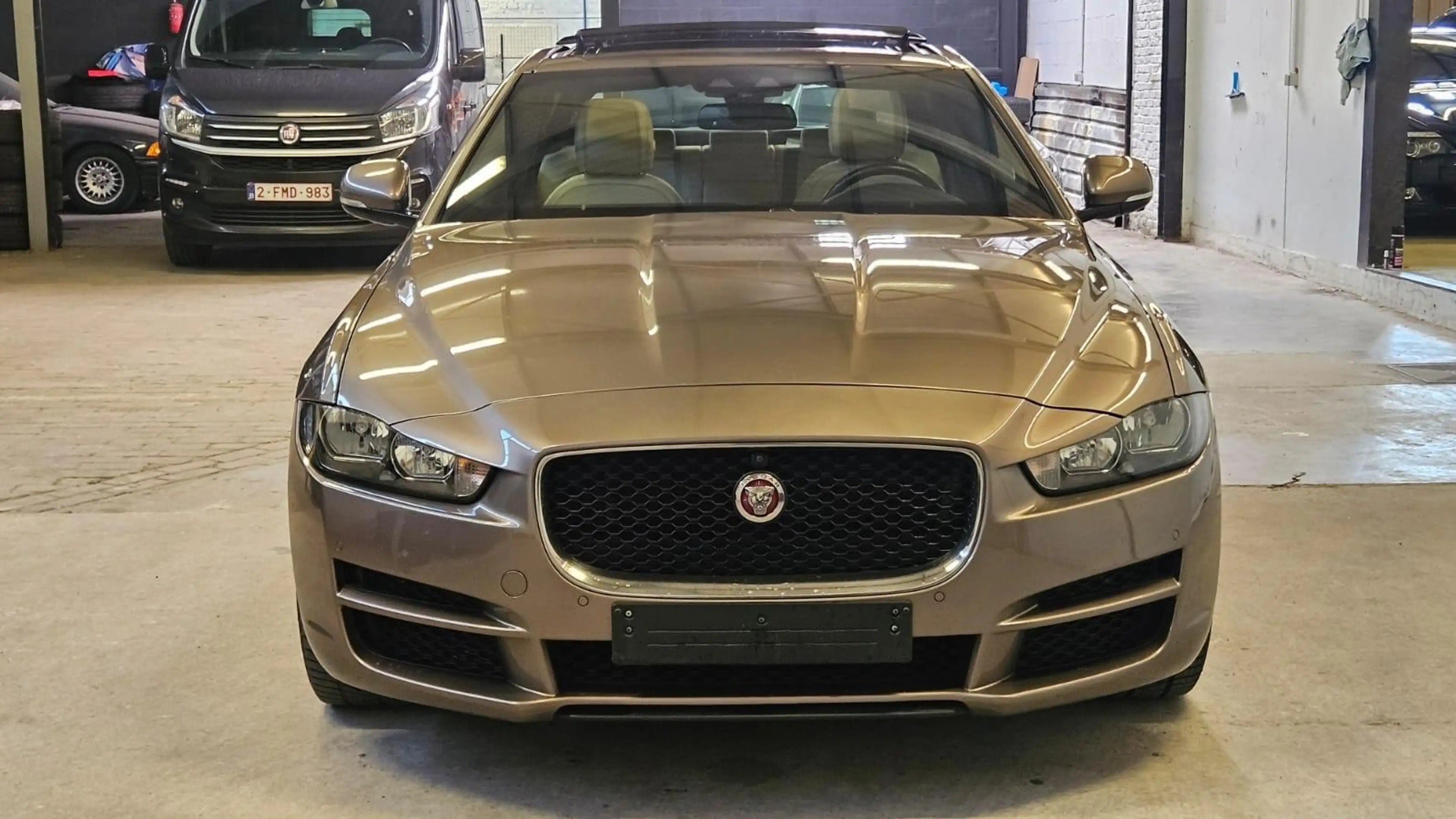 Jaguar XE 2.0 T Prestige — photo 7