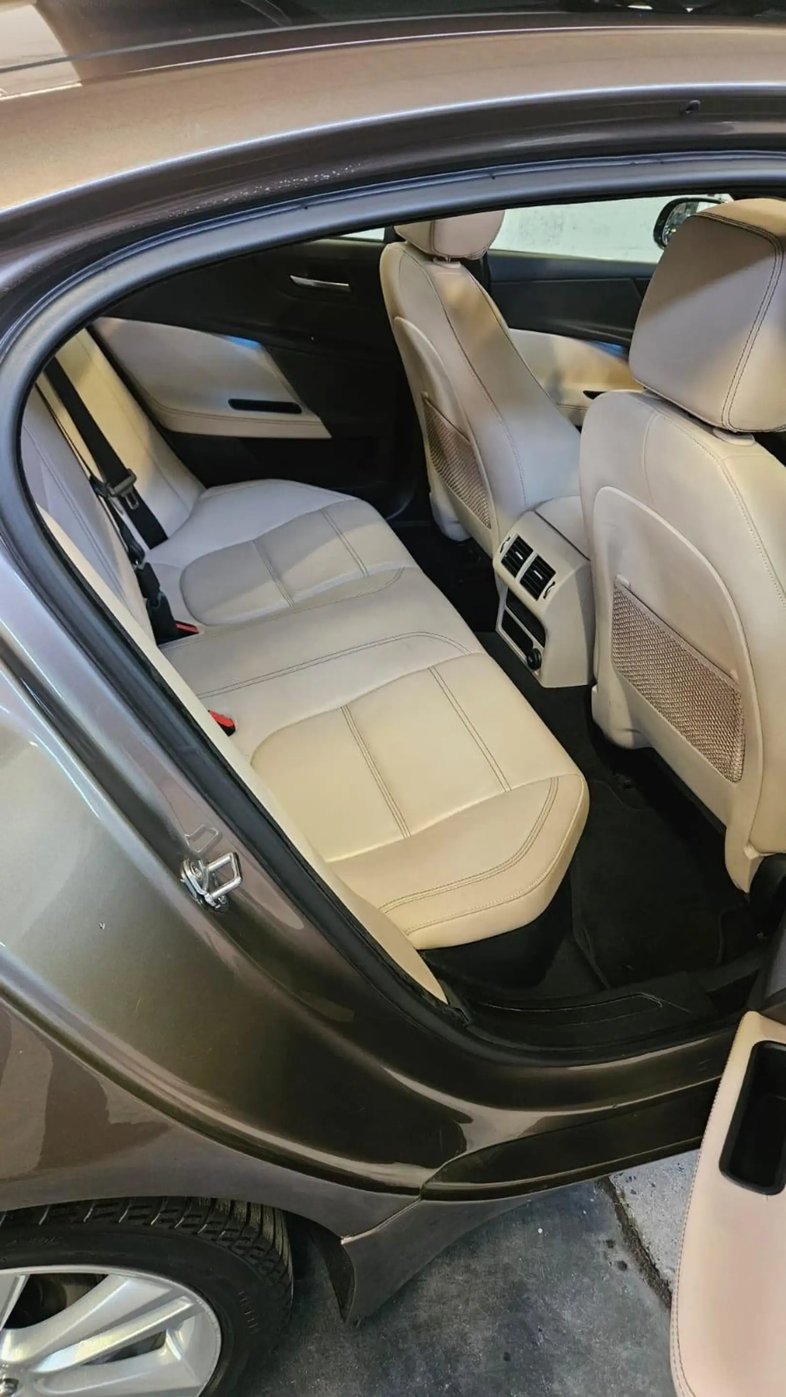 Jaguar XE 2.0 T Prestige — photo 11