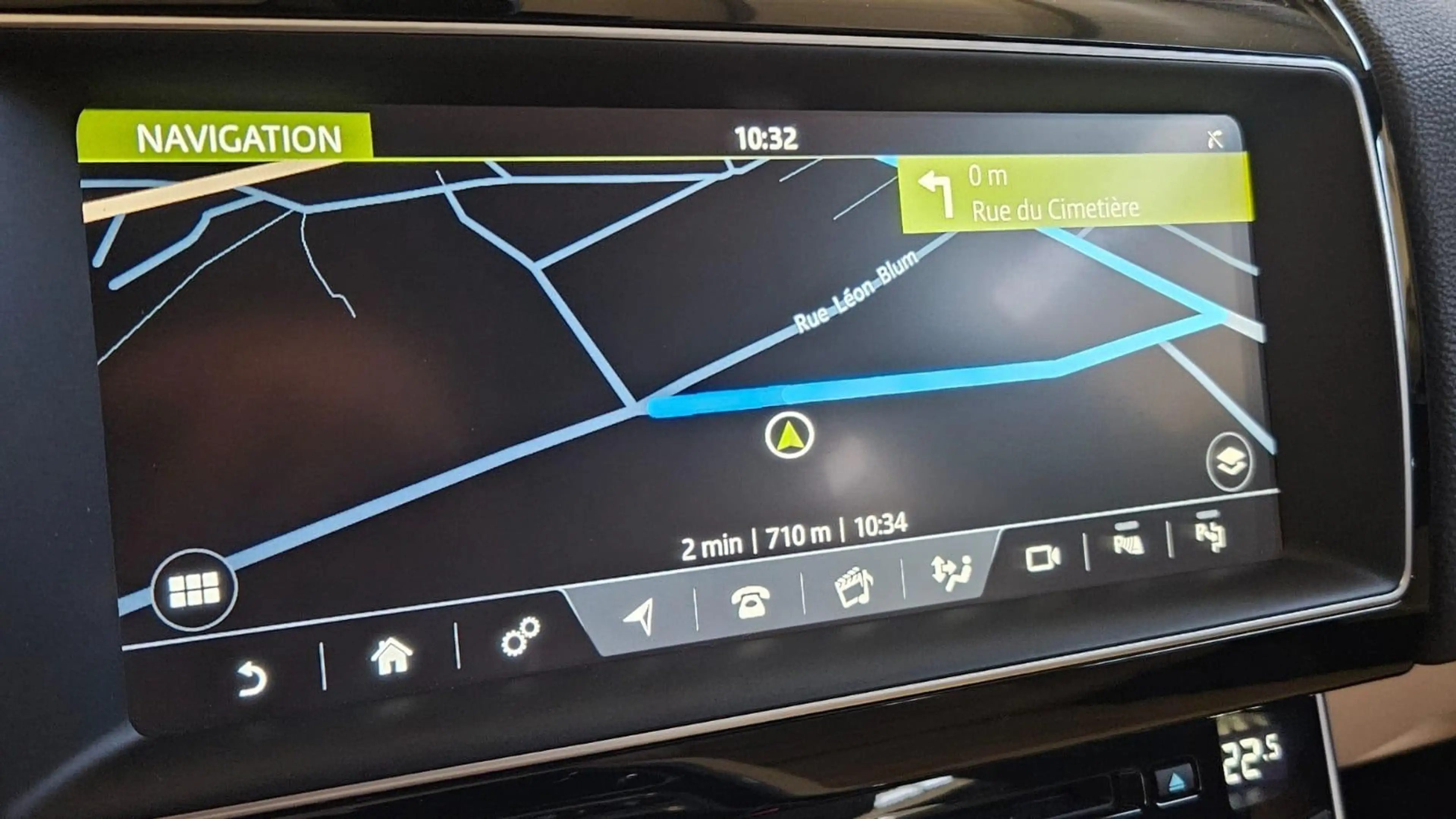 Jaguar XE 2.0 T Prestige — photo 15