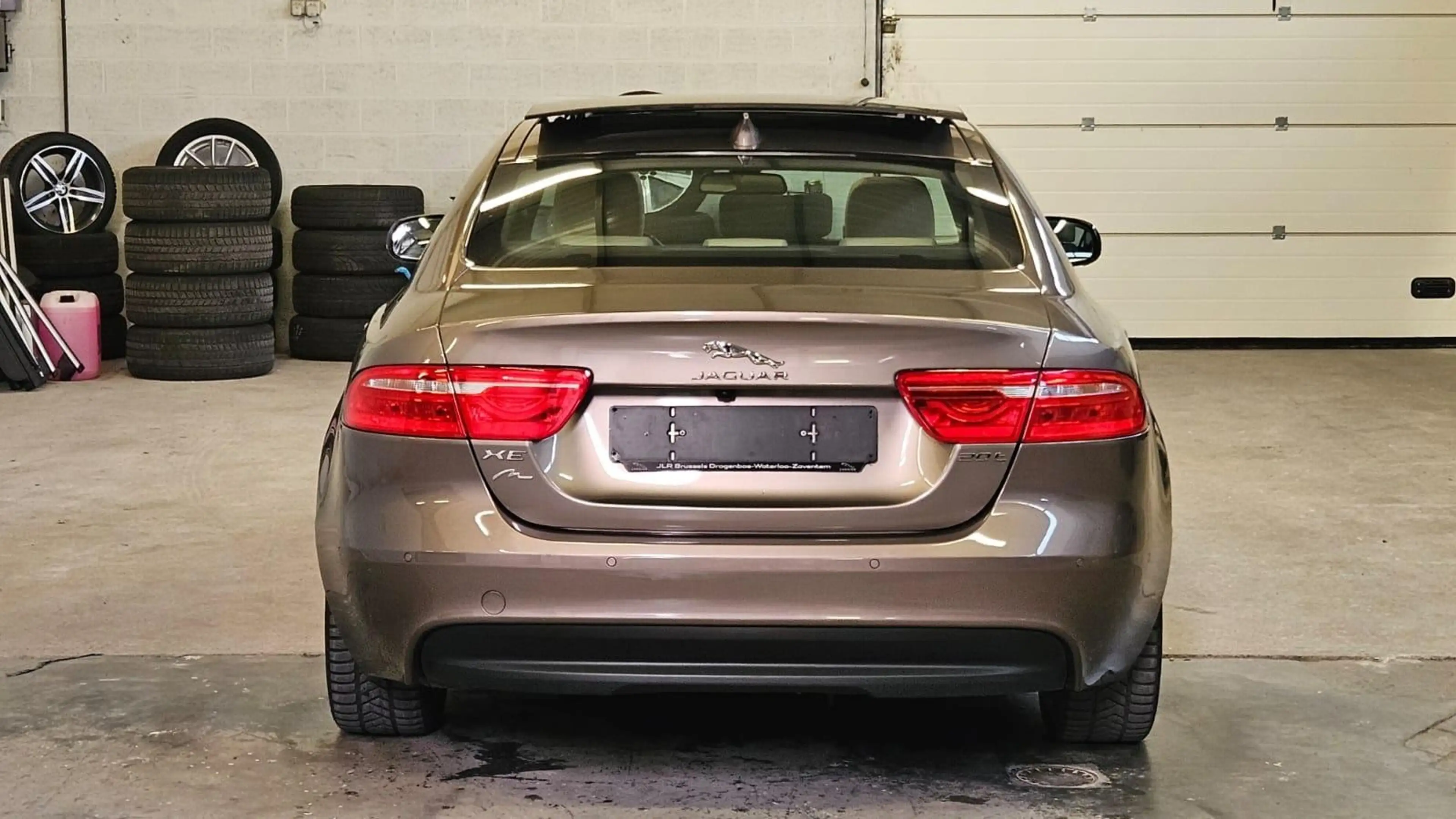 Jaguar XE 2.0 T Prestige — photo 4