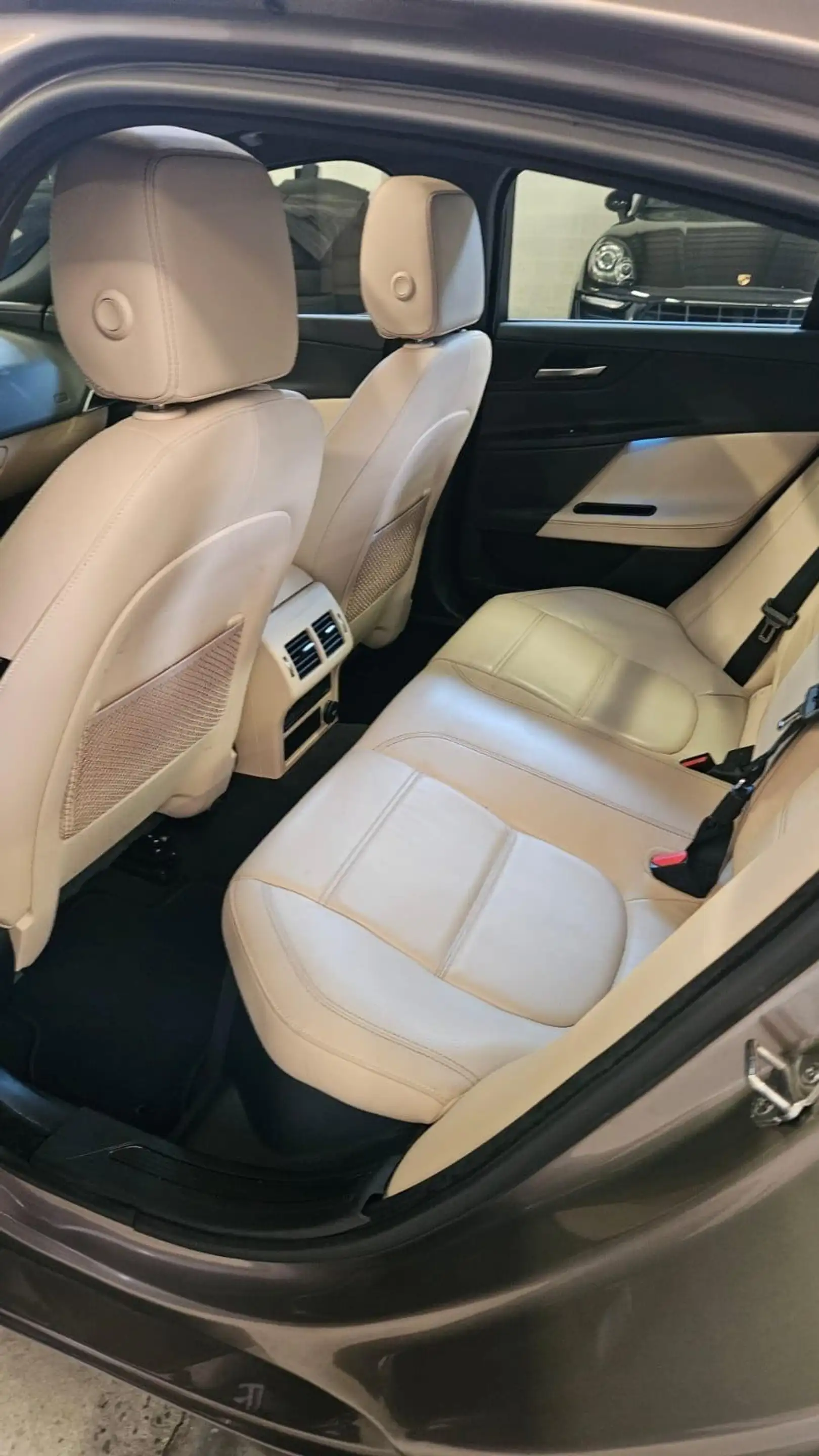Jaguar XE 2.0 T Prestige — photo 10