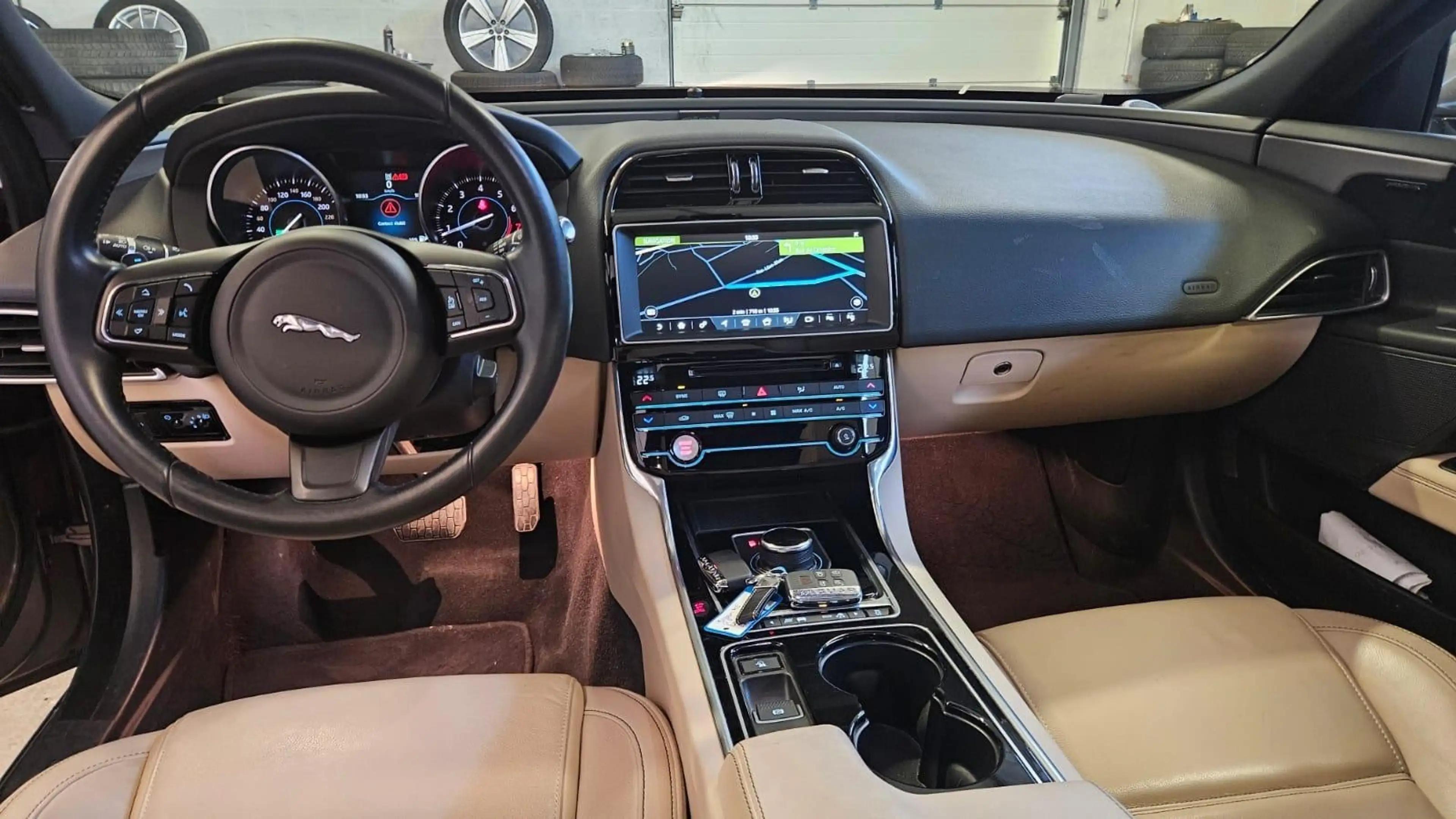 Jaguar XE 2.0 T Prestige — photo 8