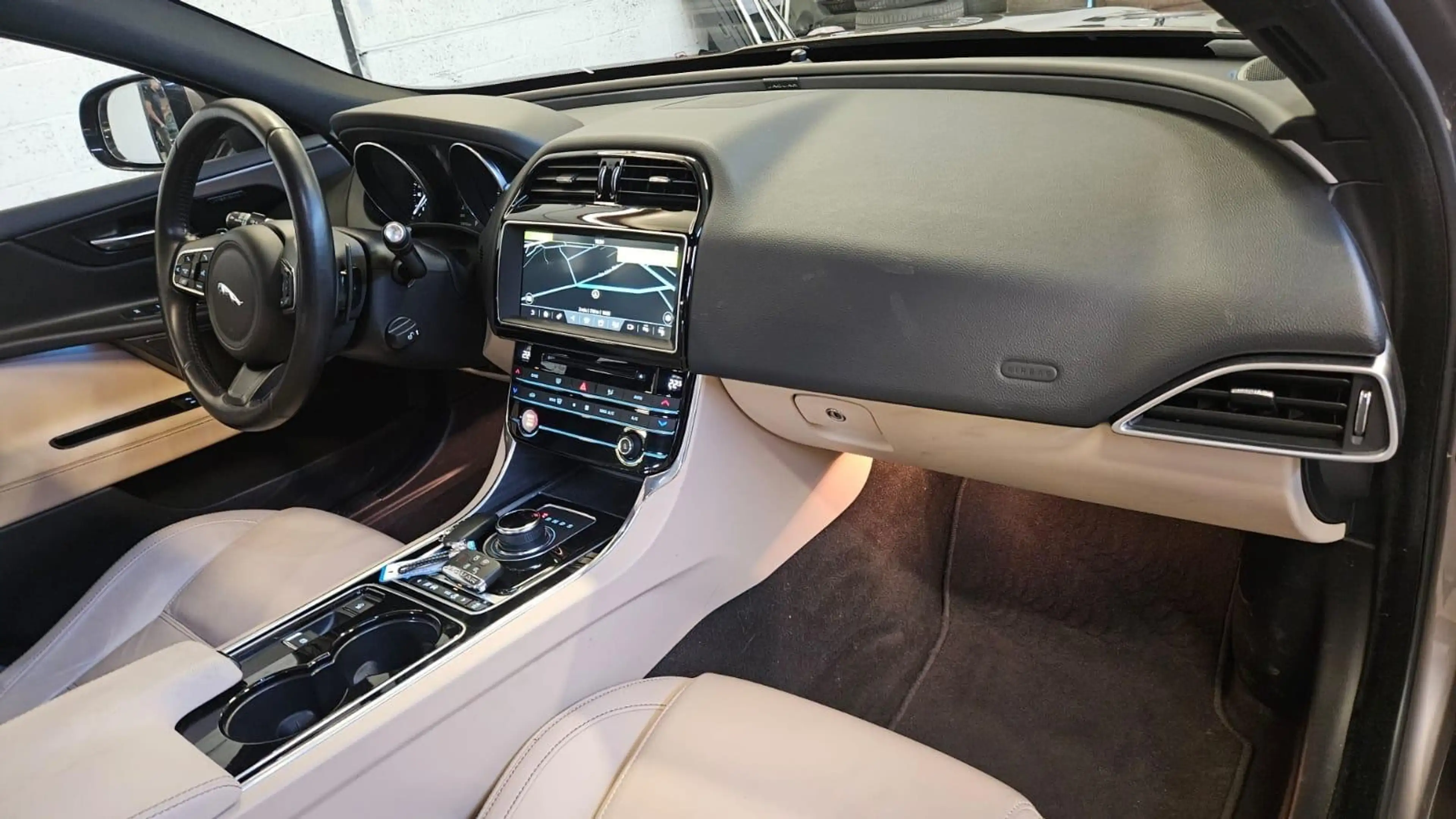 Jaguar XE 2.0 T Prestige — photo 12