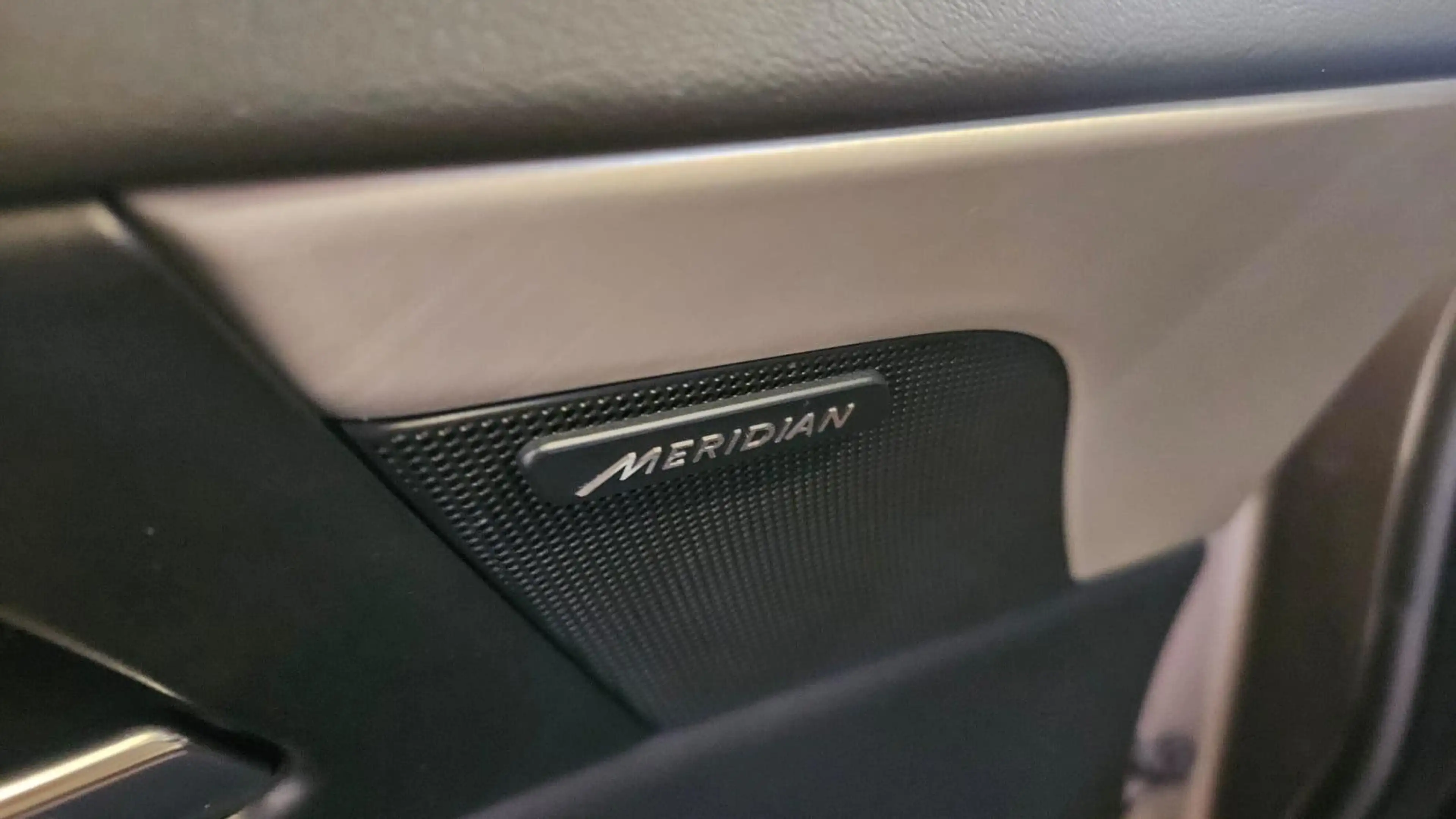 Jaguar XE 2.0 T Prestige — photo 13