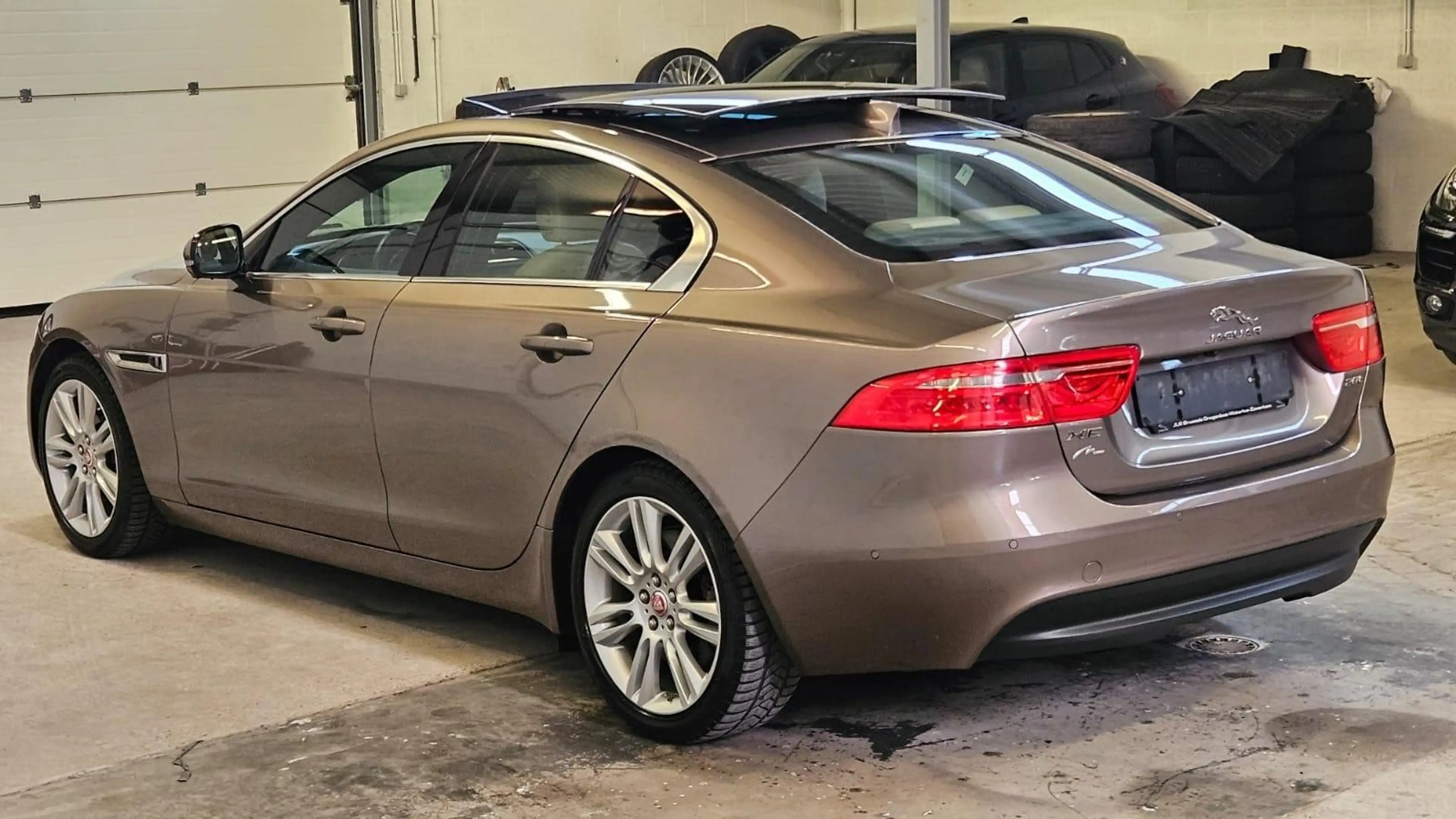 Jaguar XE 2.0 T Prestige — photo 5