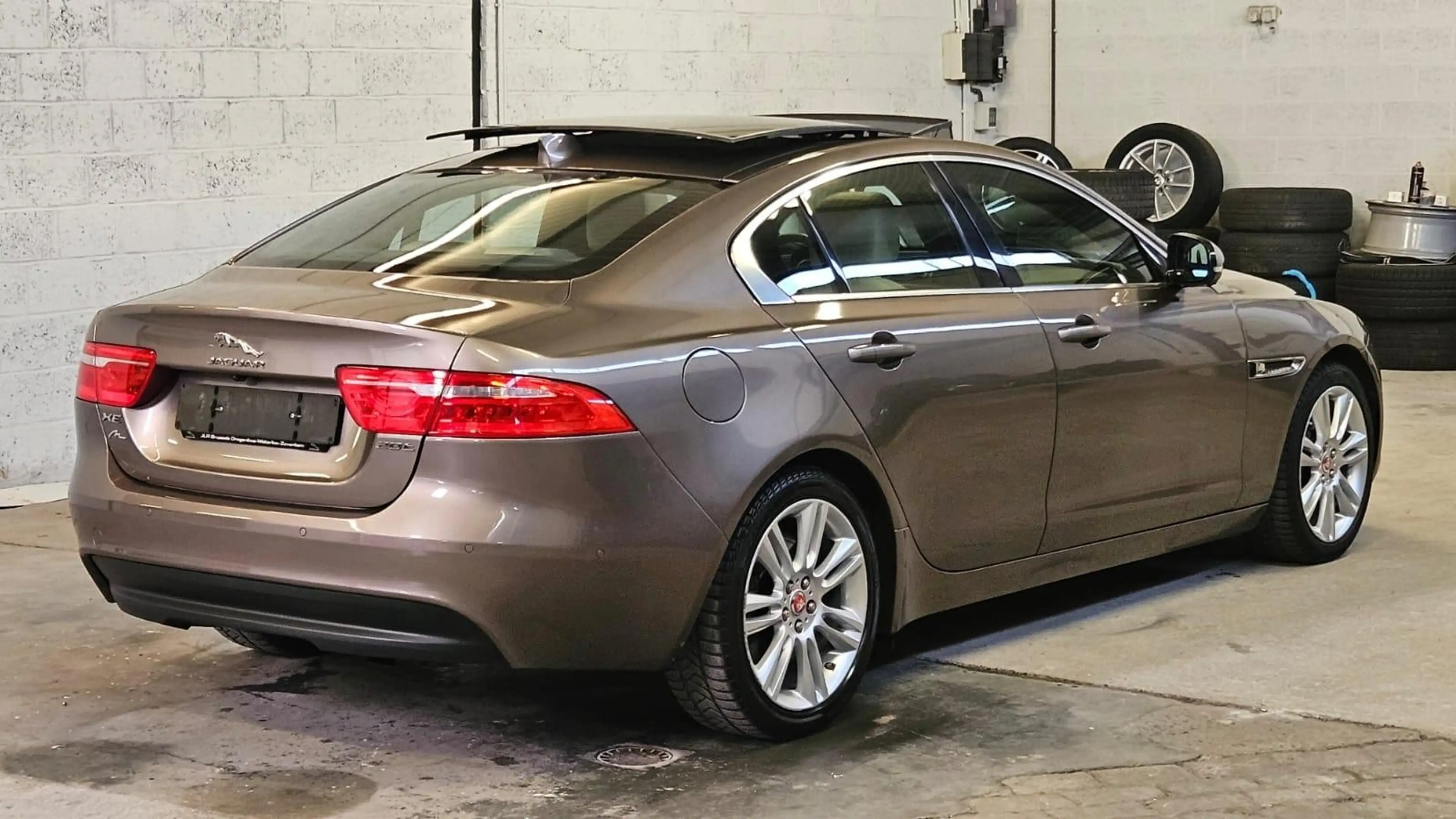 Jaguar XE 2.0 T Prestige — photo 3