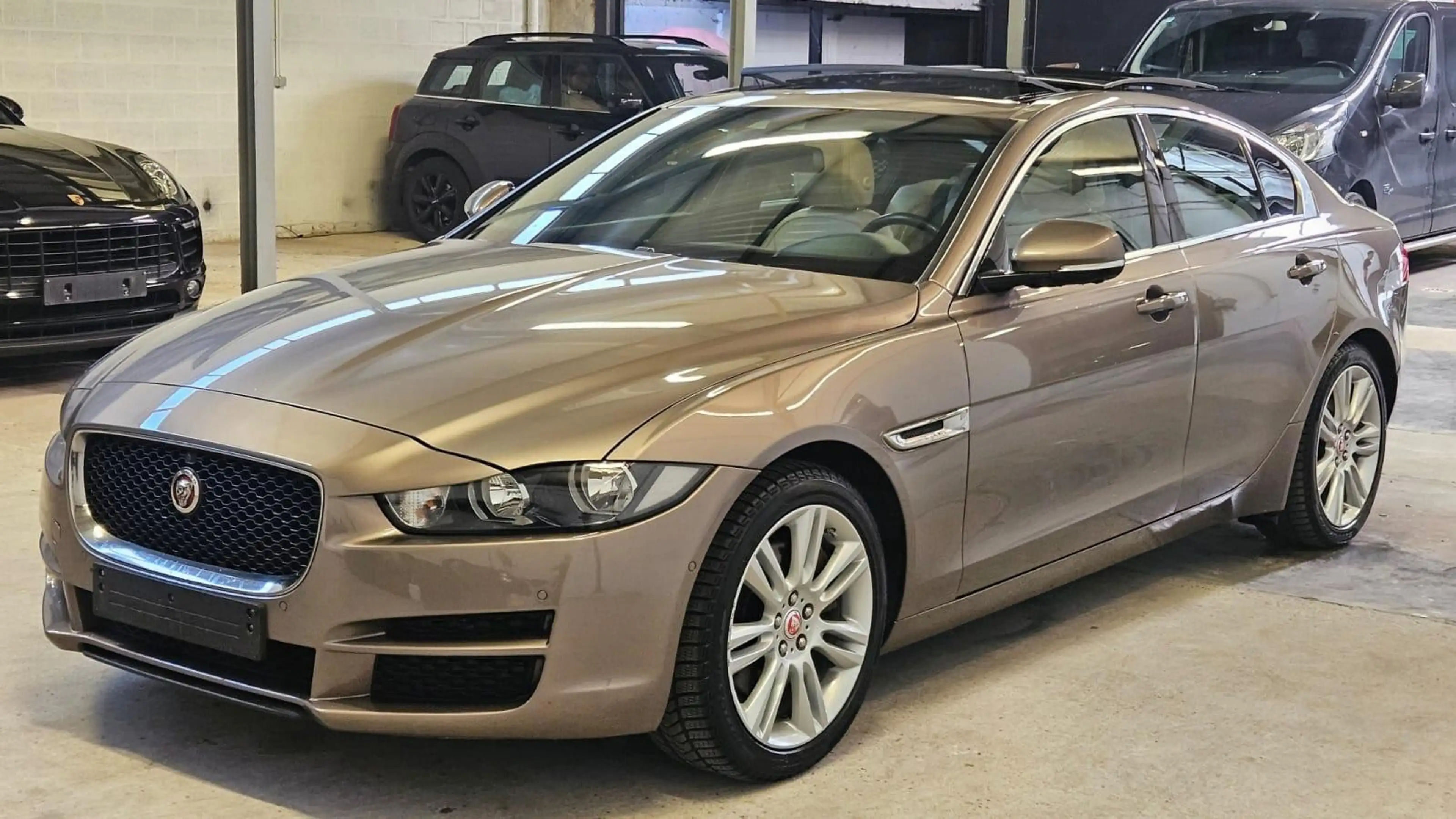 Jaguar XE 2.0 T Prestige — photo 6