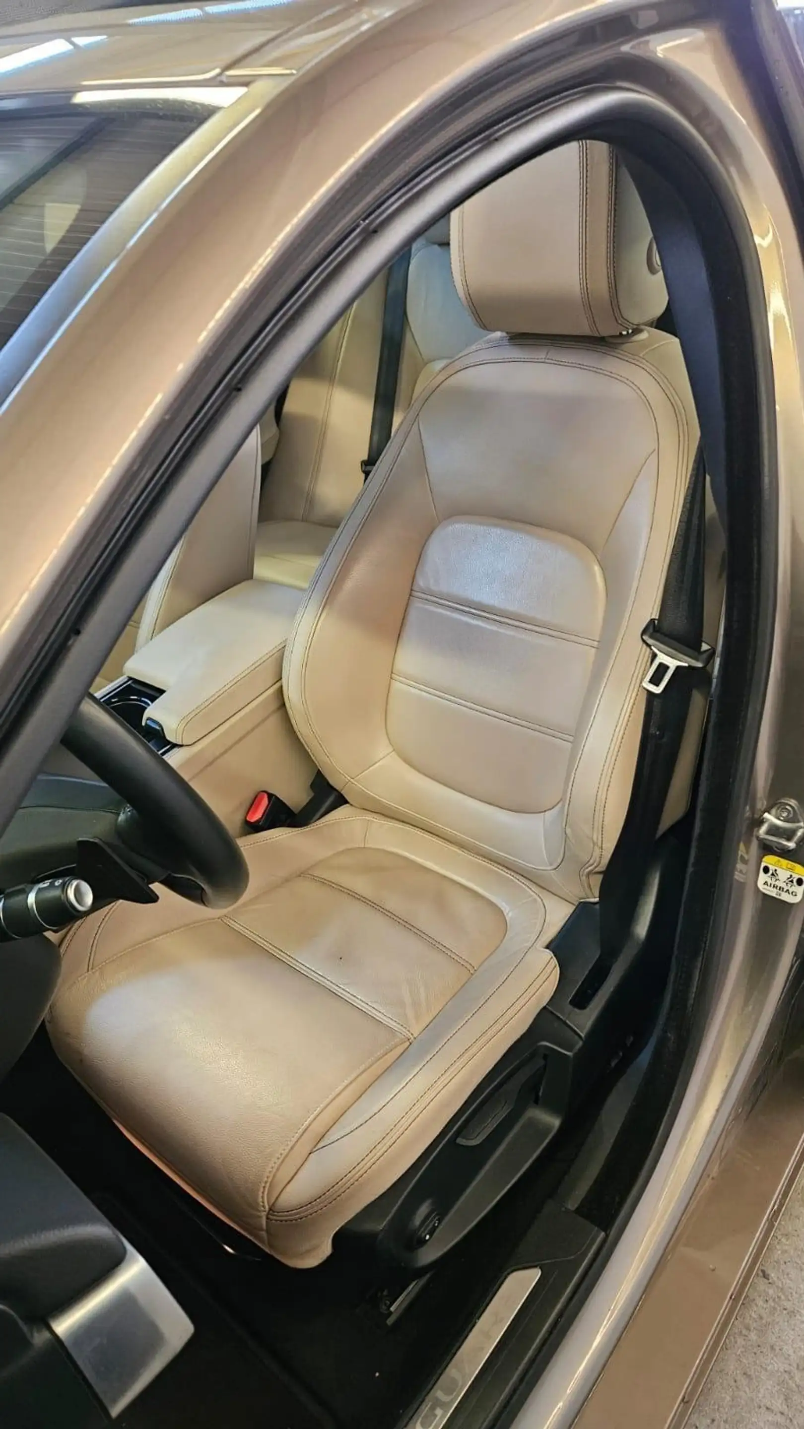 Jaguar XE 2.0 T Prestige — photo 9