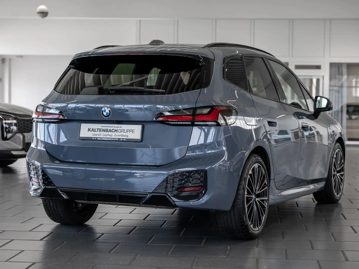 BMW 218 i Active Tourer M-Sport HUD 360° LED W-LAN Grau - 2