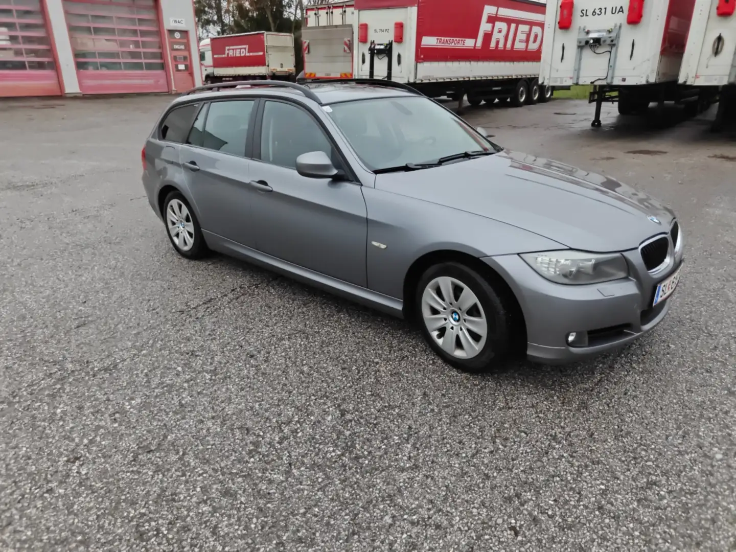 BMW 318 318d Touring Aut. Grau - 1