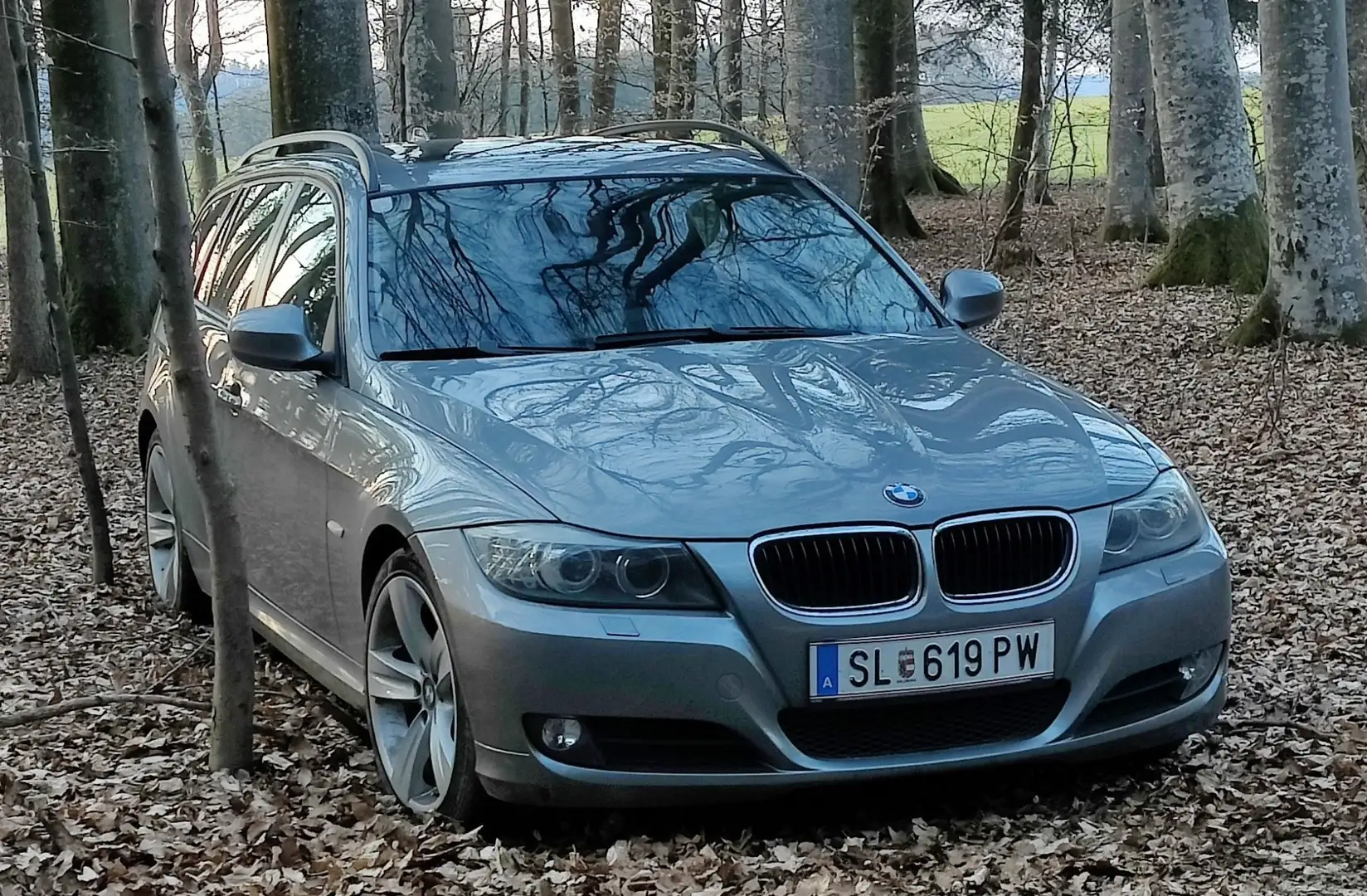BMW 318 318d Touring Aut. Grau - 1