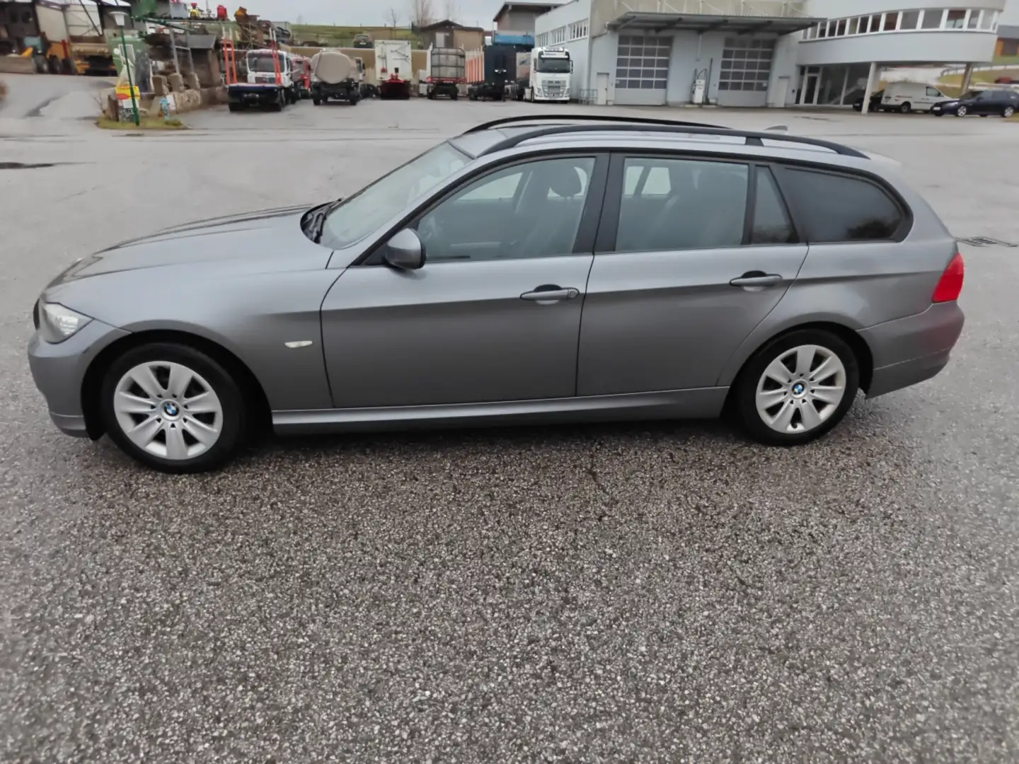 BMW 318 318d Touring Aut. Grau - 2