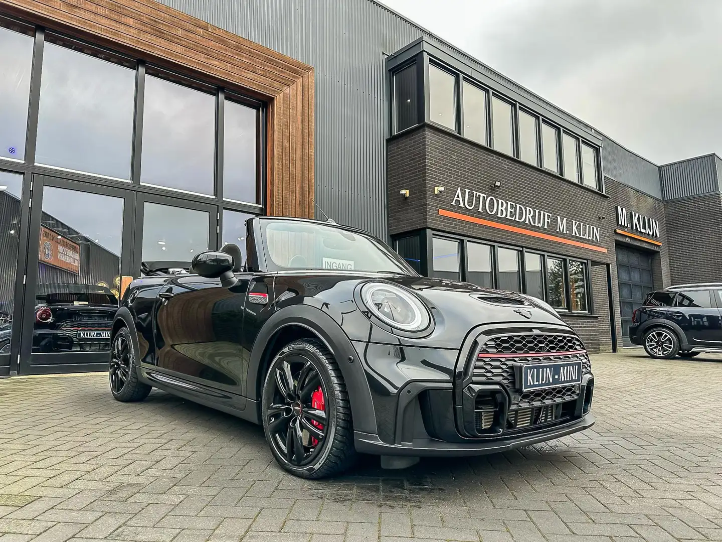 MINI John Cooper Works Cabrio Mini 2.0 JCW F1 aut 231pk/Camera/Head up/HK/Btw/Bo Černá - 1