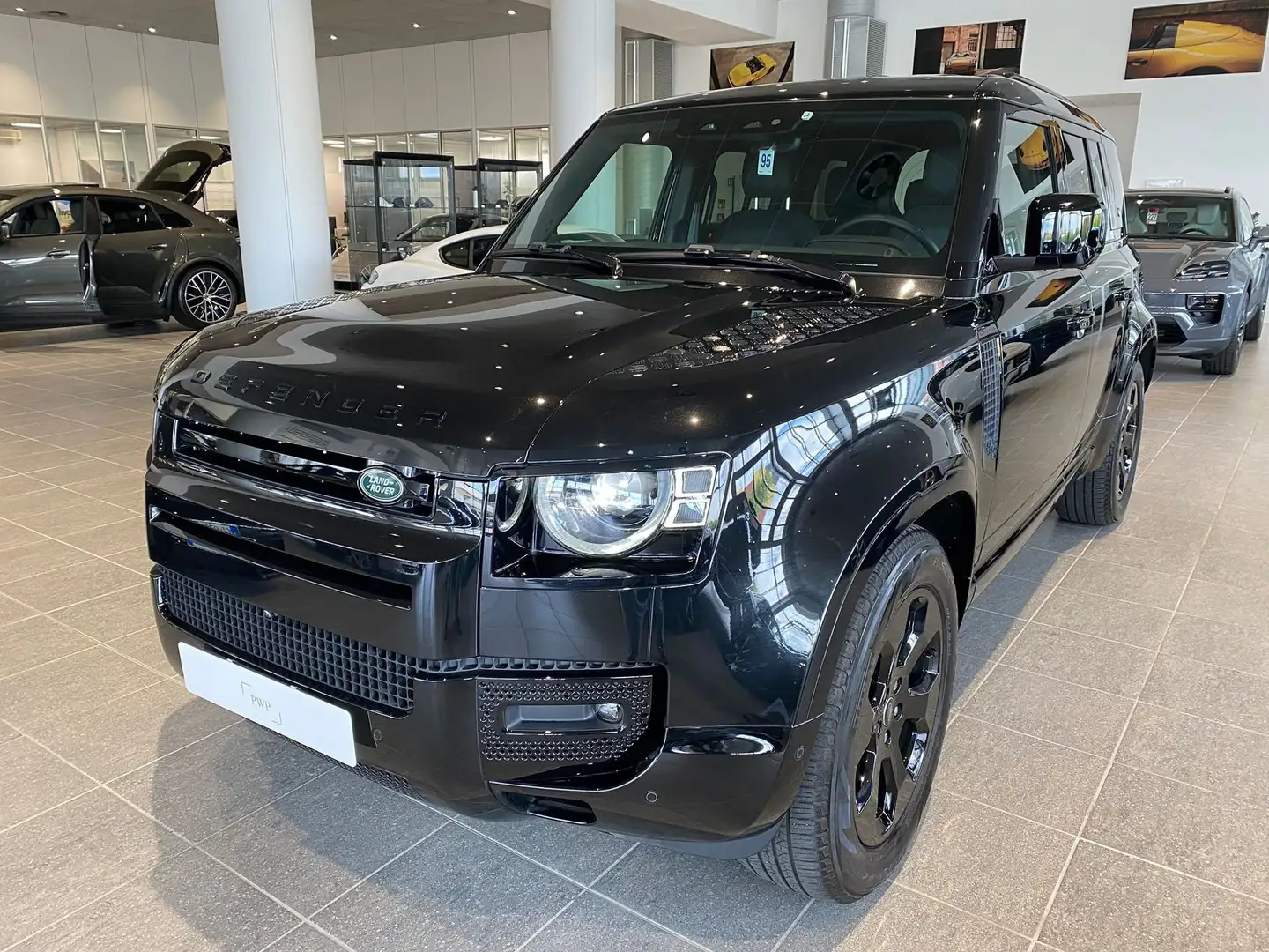 Land Rover Defender 110 3.0D 200 cv AWD Auto X Dynamic SE Zwart - 1
